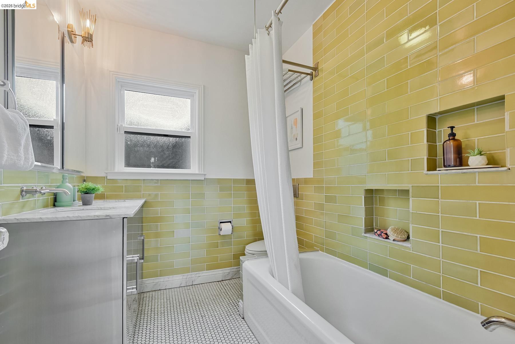 Detail Gallery Image 28 of 60 For 24 Cabrillo Pl, Oakland,  CA 94611 - 3 Beds | 2 Baths