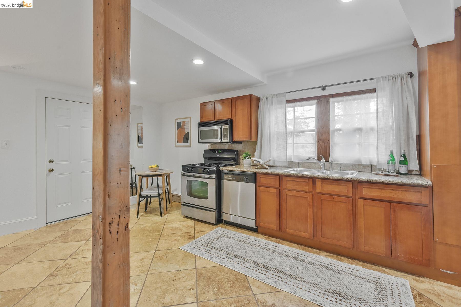 Detail Gallery Image 40 of 60 For 24 Cabrillo Pl, Oakland,  CA 94611 - 3 Beds | 2 Baths