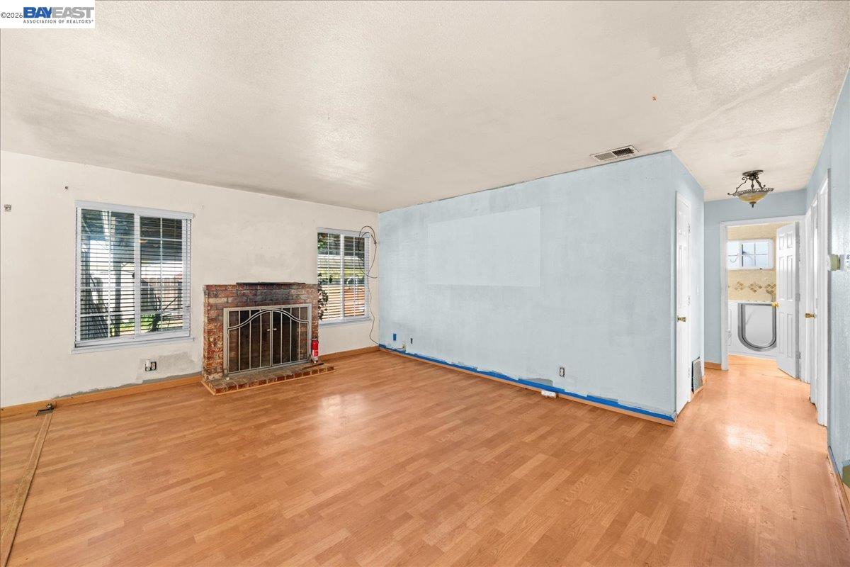 Detail Gallery Image 4 of 20 For 5954 Running Hills Ave, Livermore,  CA 94551 - 3 Beds | 2 Baths