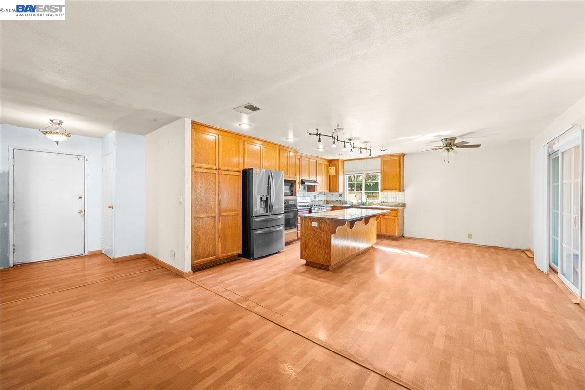 Detail Gallery Image 5 of 20 For 5954 Running Hills Ave, Livermore,  CA 94551 - 3 Beds | 2 Baths