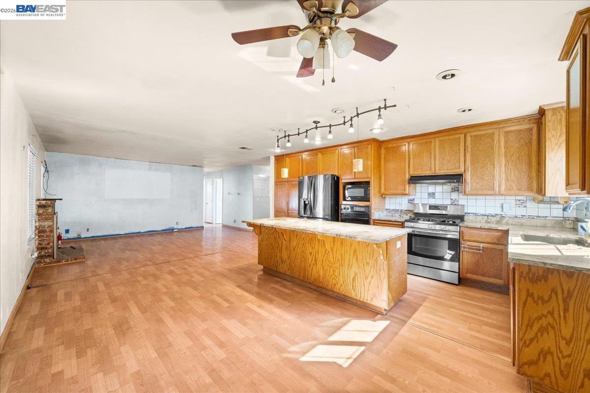 Detail Gallery Image 7 of 20 For 5954 Running Hills Ave, Livermore,  CA 94551 - 3 Beds | 2 Baths