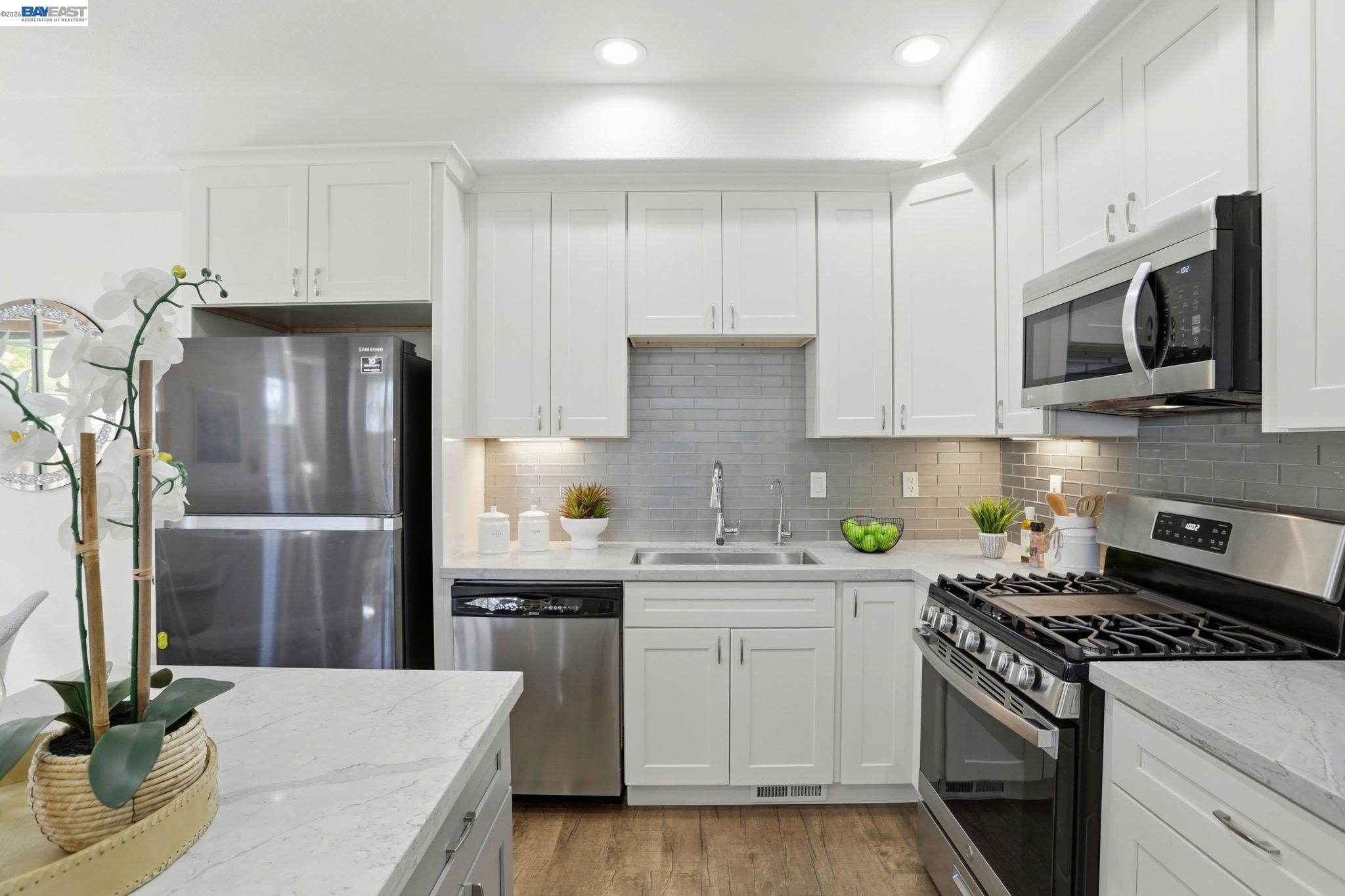 Detail Gallery Image 12 of 37 For 399 Bundy Ave, San Jose,  CA 95117 - 2 Beds | 2/1 Baths