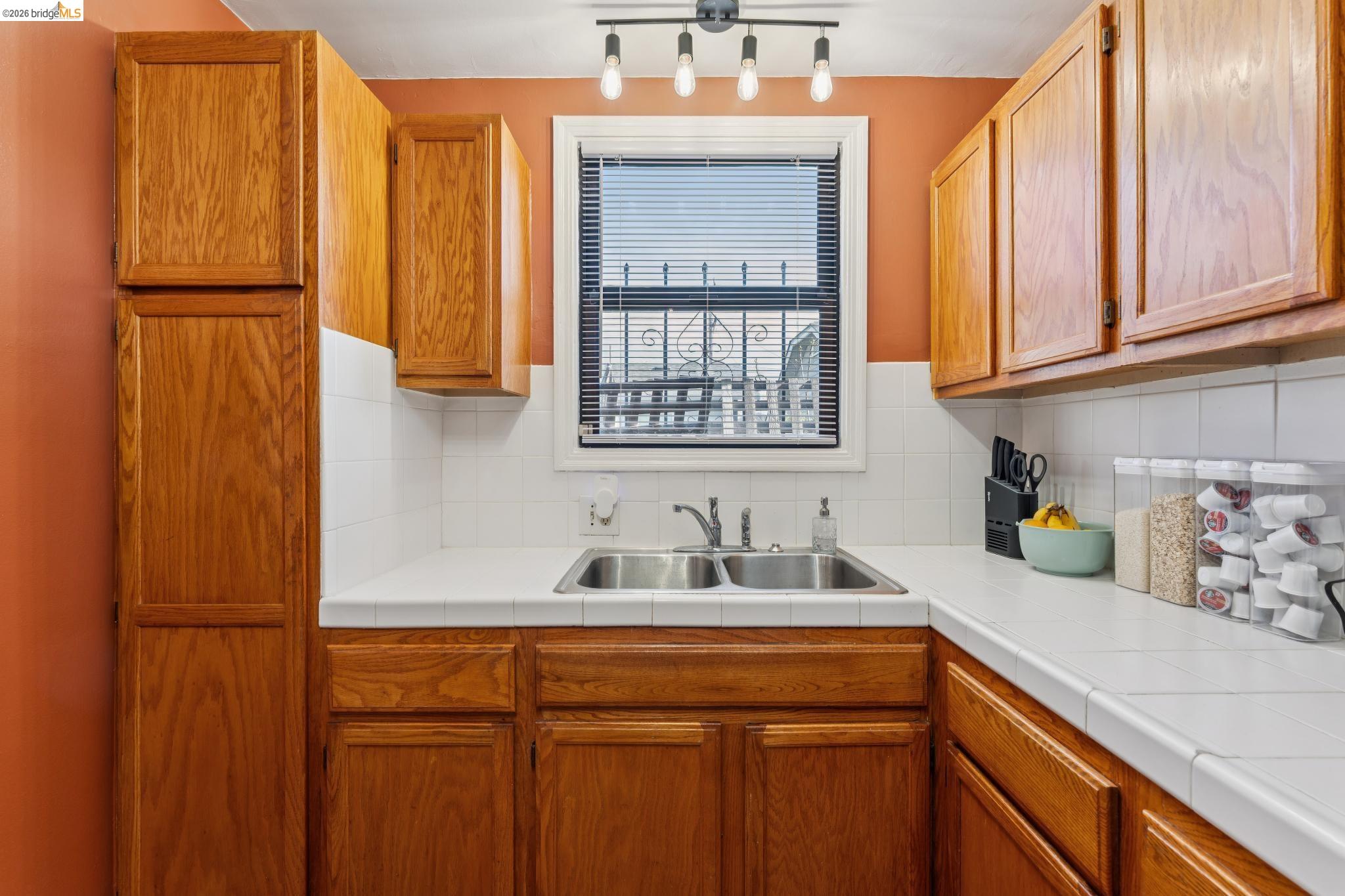 Detail Gallery Image 13 of 31 For 6019 Brann St, Oakland,  CA 94605 - 2 Beds | 1 Baths