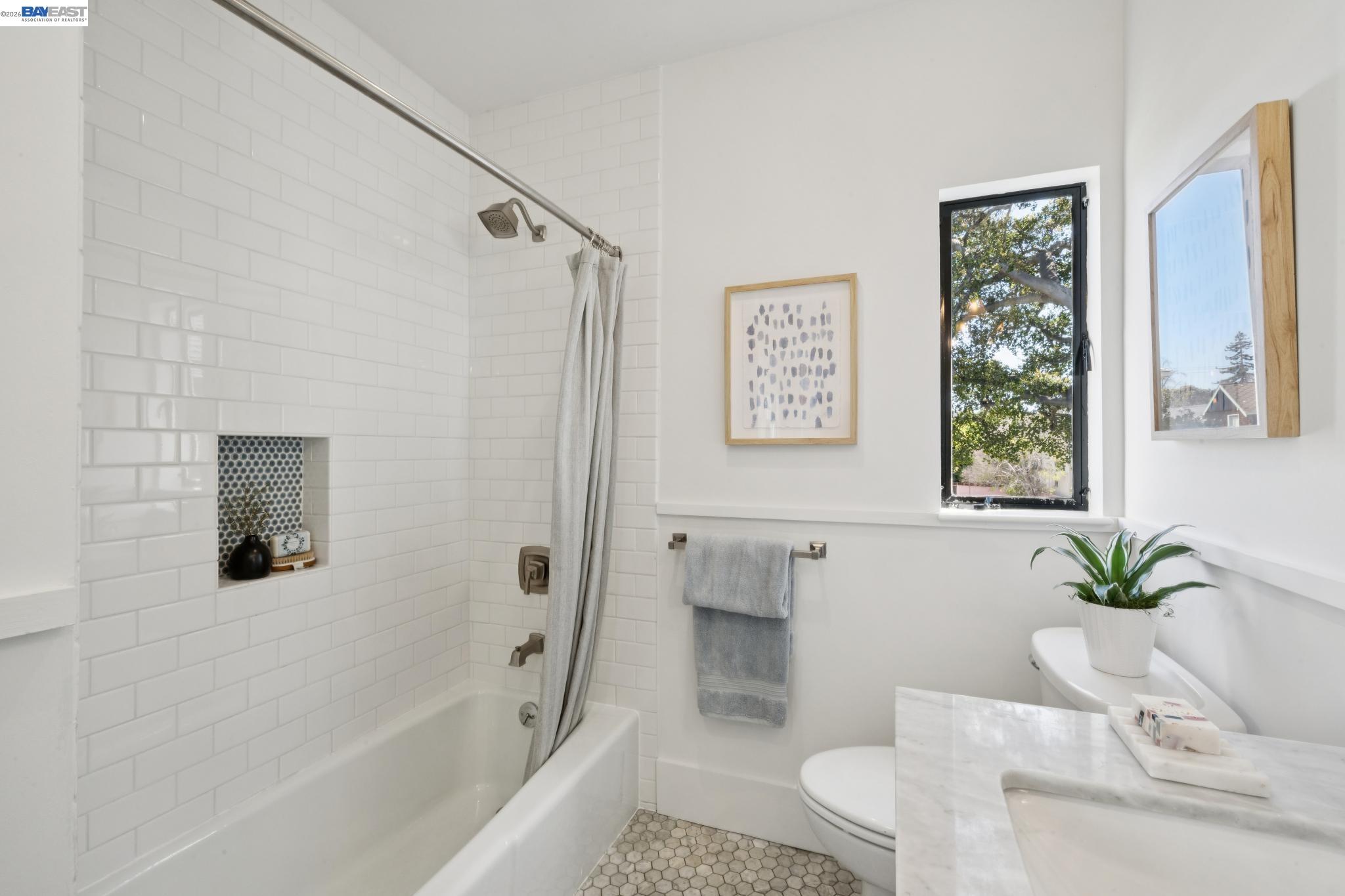 Detail Gallery Image 53 of 59 For 1122 Bay Street, Alameda,  CA 94501 - 4 Beds | 2/1 Baths