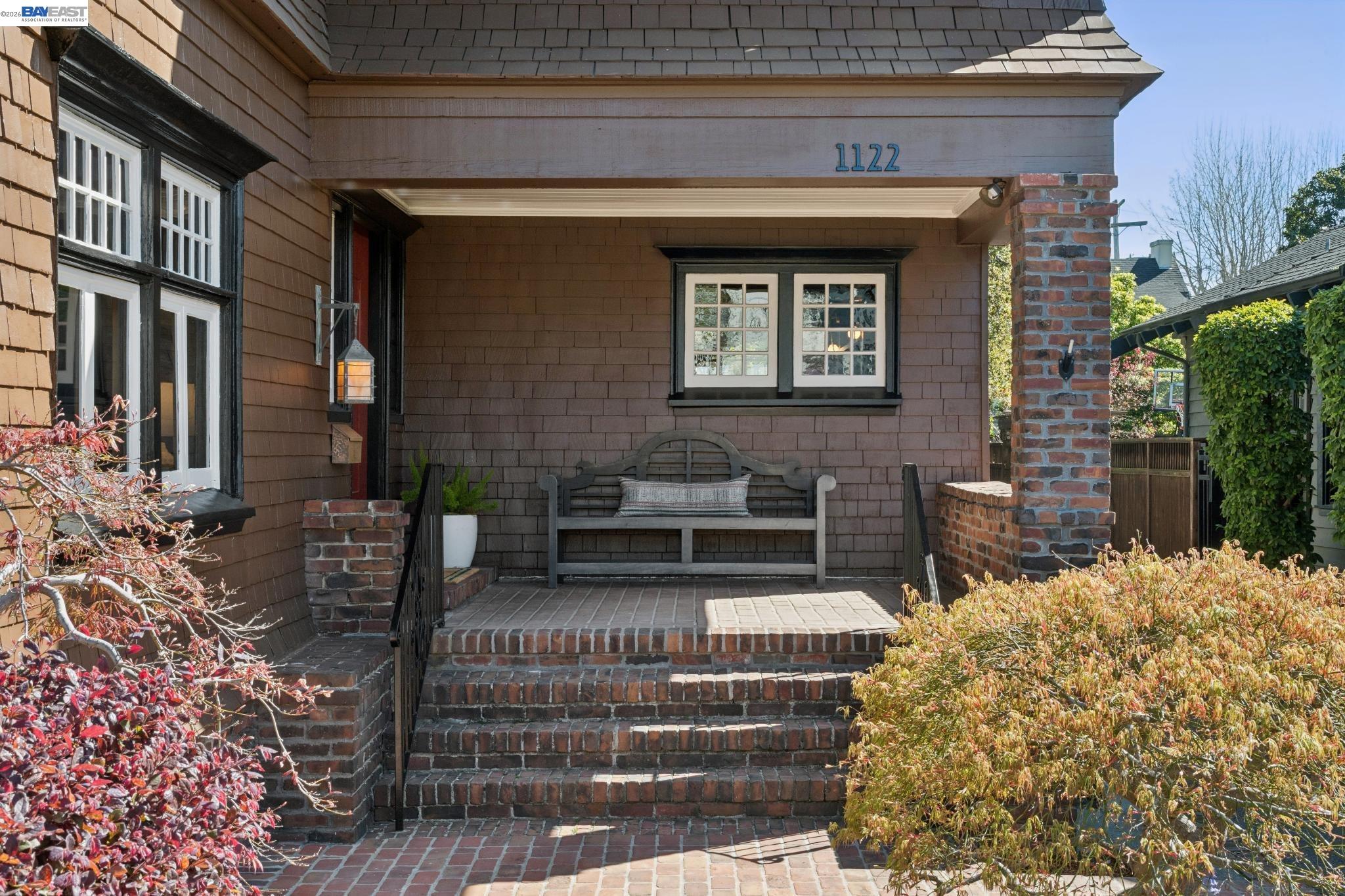 Detail Gallery Image 8 of 59 For 1122 Bay Street, Alameda,  CA 94501 - 4 Beds | 2/1 Baths