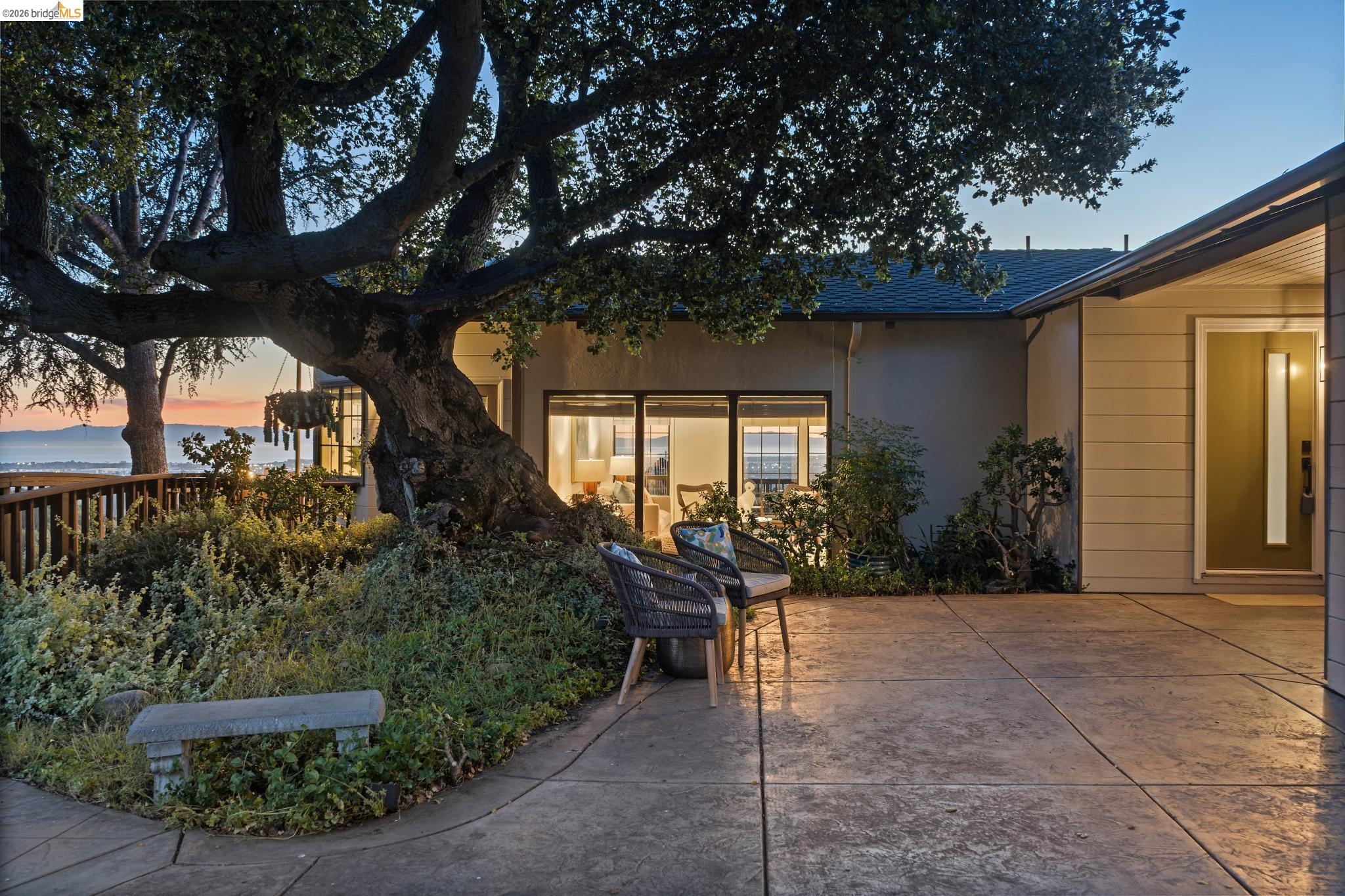 Detail Gallery Image 3 of 60 For 11448 Lochard St, Oakland,  CA 94605 - 3 Beds | 2 Baths