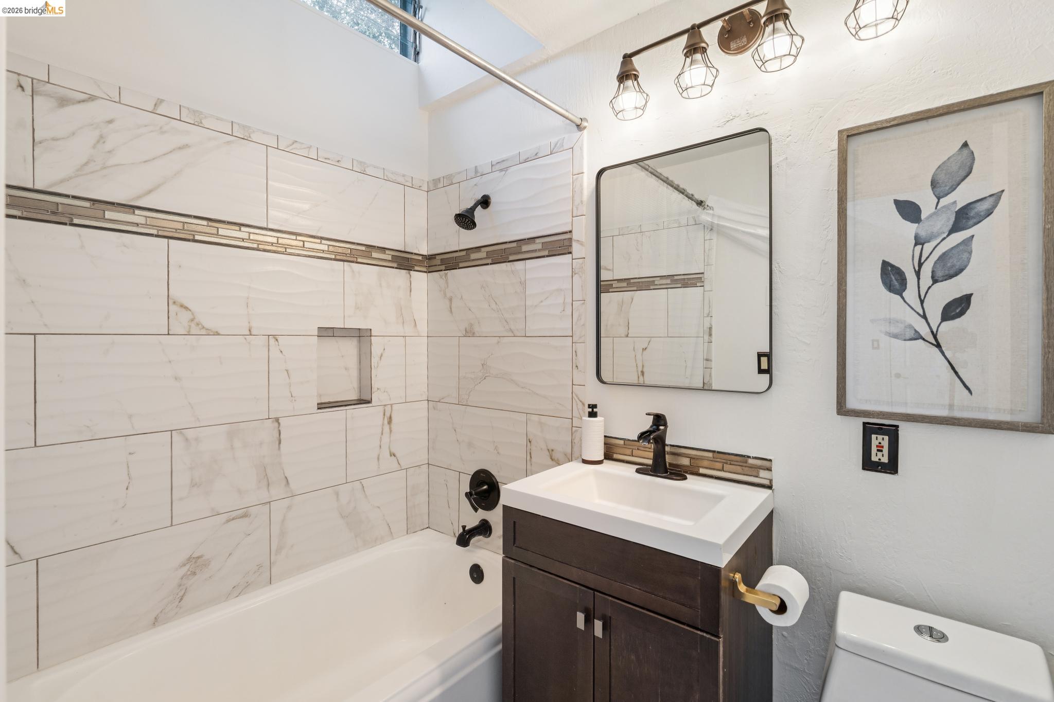 Detail Gallery Image 26 of 60 For 11448 Lochard St, Oakland,  CA 94605 - 3 Beds | 2 Baths