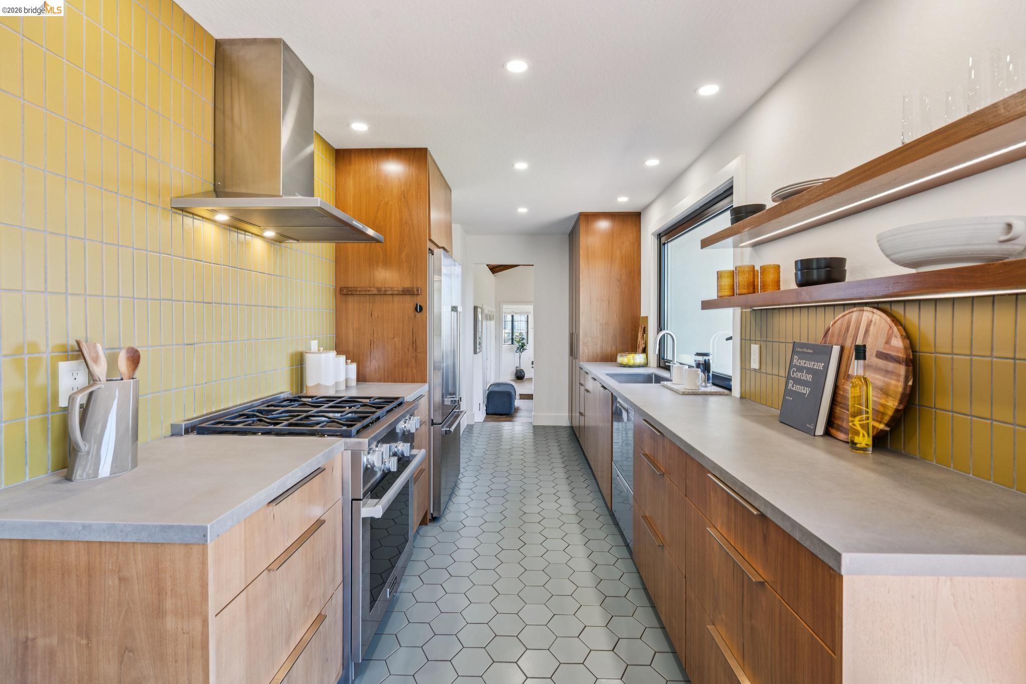 Detail Gallery Image 34 of 60 For 11448 Lochard St, Oakland,  CA 94605 - 3 Beds | 2 Baths