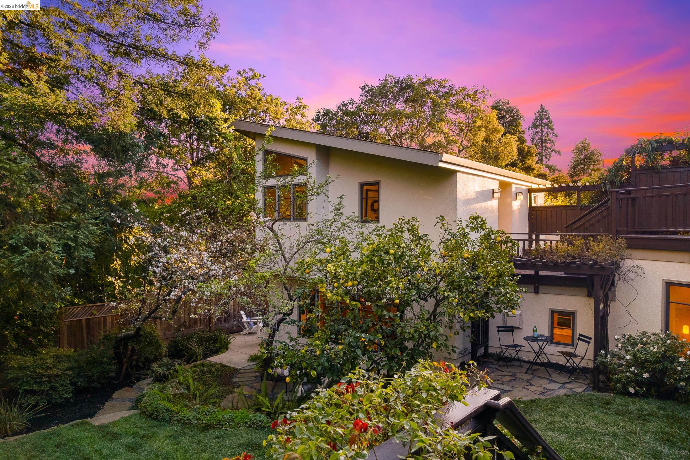 Detail Gallery Image 2 of 59 For 1101 Clarendon Crescent, Oakland,  CA 94610 - 6 Beds | 3/1 Baths