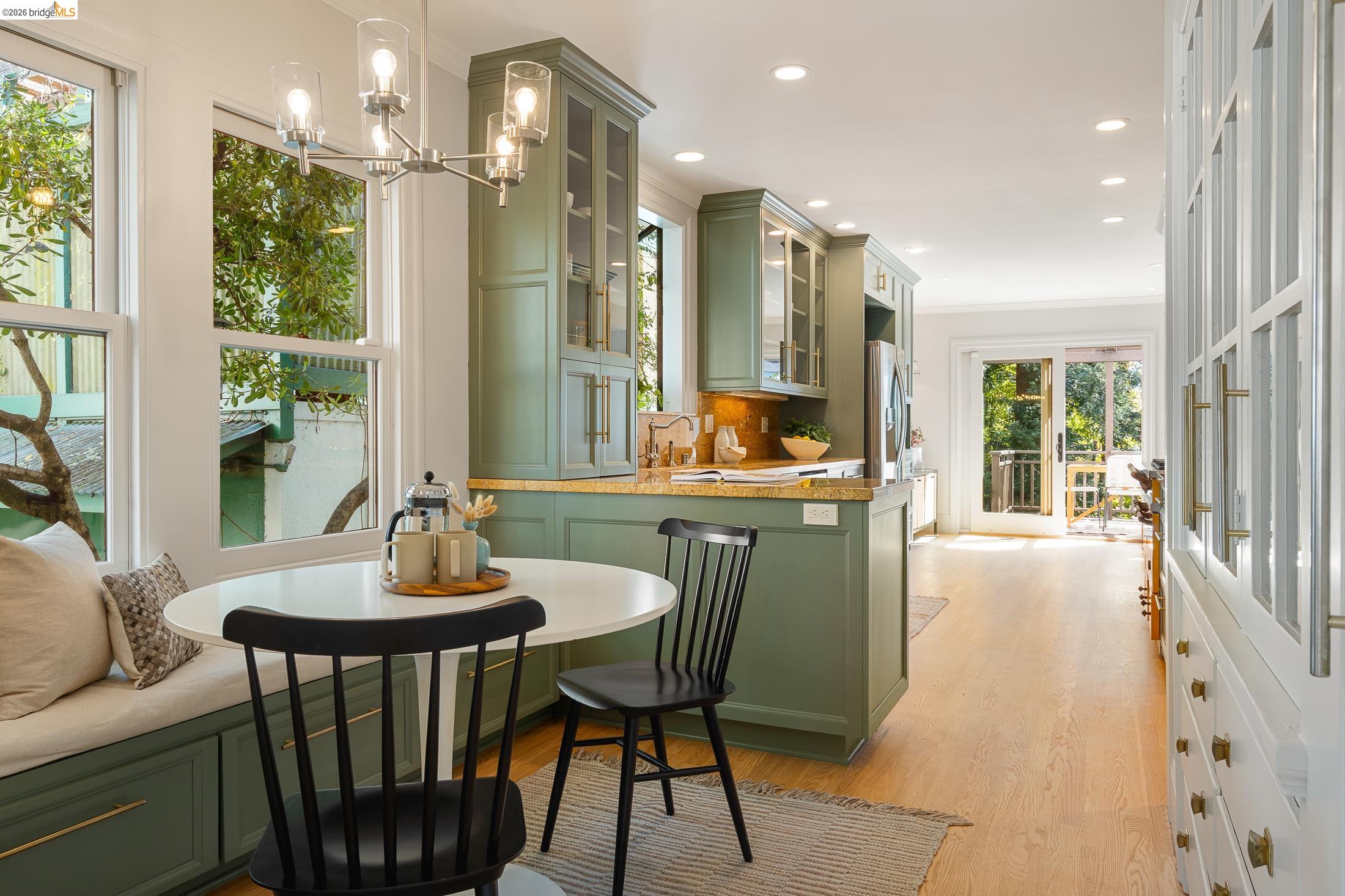 Detail Gallery Image 16 of 59 For 1101 Clarendon Crescent, Oakland,  CA 94610 - 6 Beds | 3/1 Baths