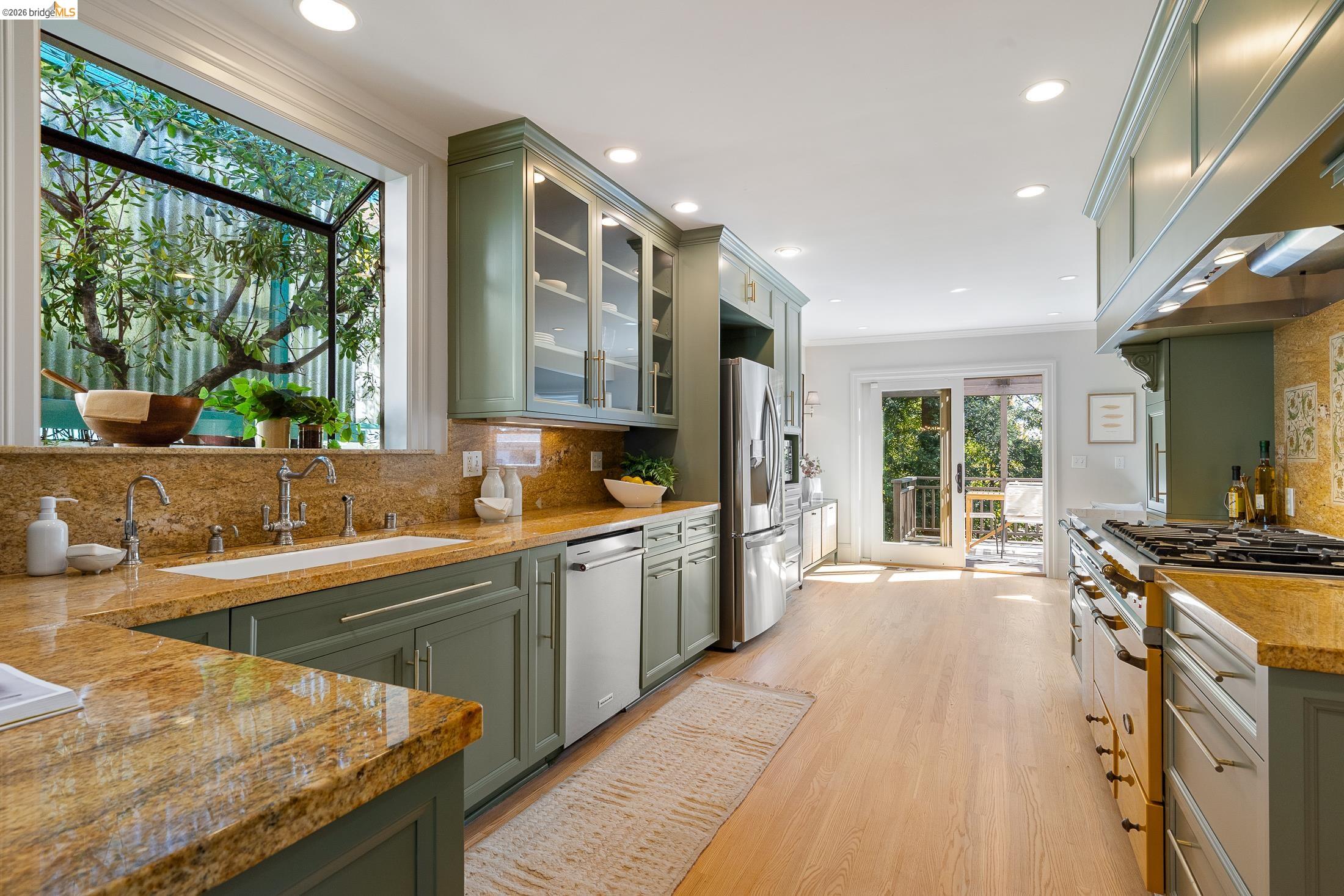 Detail Gallery Image 17 of 59 For 1101 Clarendon Crescent, Oakland,  CA 94610 - 6 Beds | 3/1 Baths