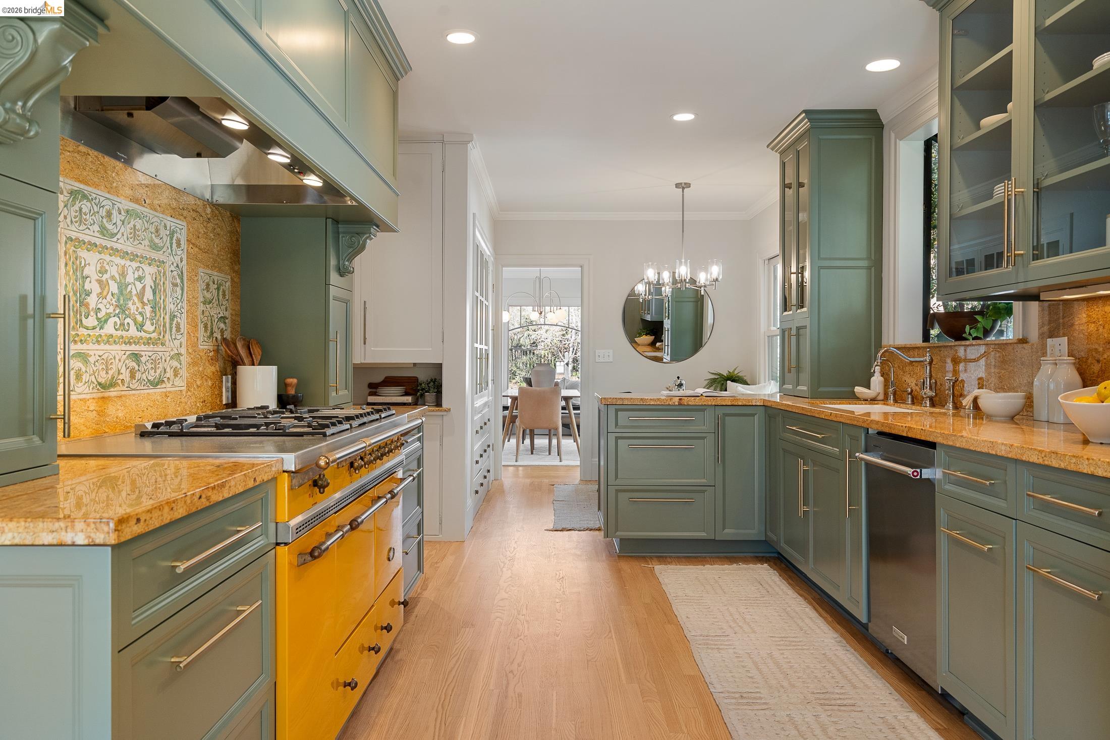 Detail Gallery Image 18 of 59 For 1101 Clarendon Crescent, Oakland,  CA 94610 - 6 Beds | 3/1 Baths