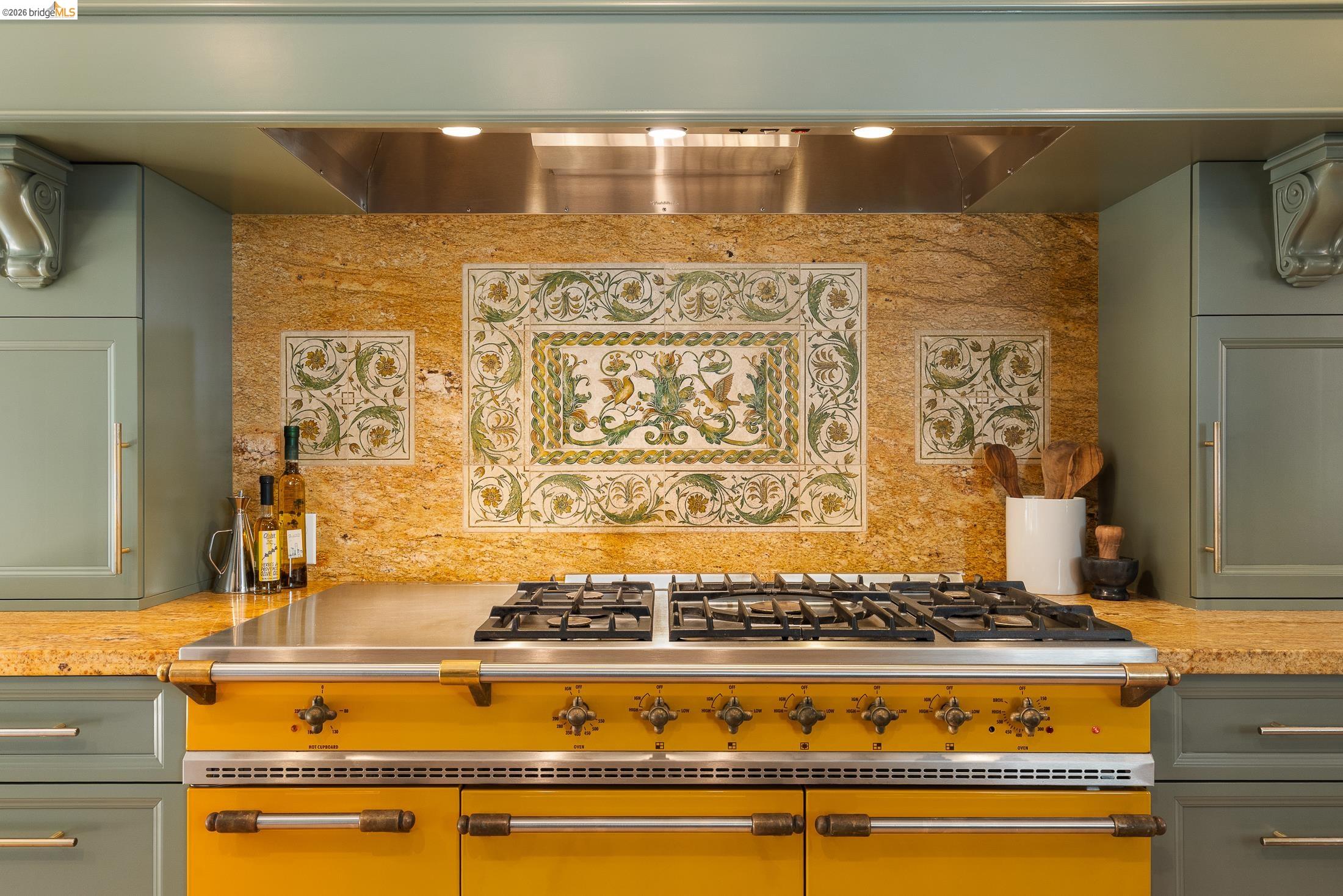 Detail Gallery Image 19 of 59 For 1101 Clarendon Crescent, Oakland,  CA 94610 - 6 Beds | 3/1 Baths