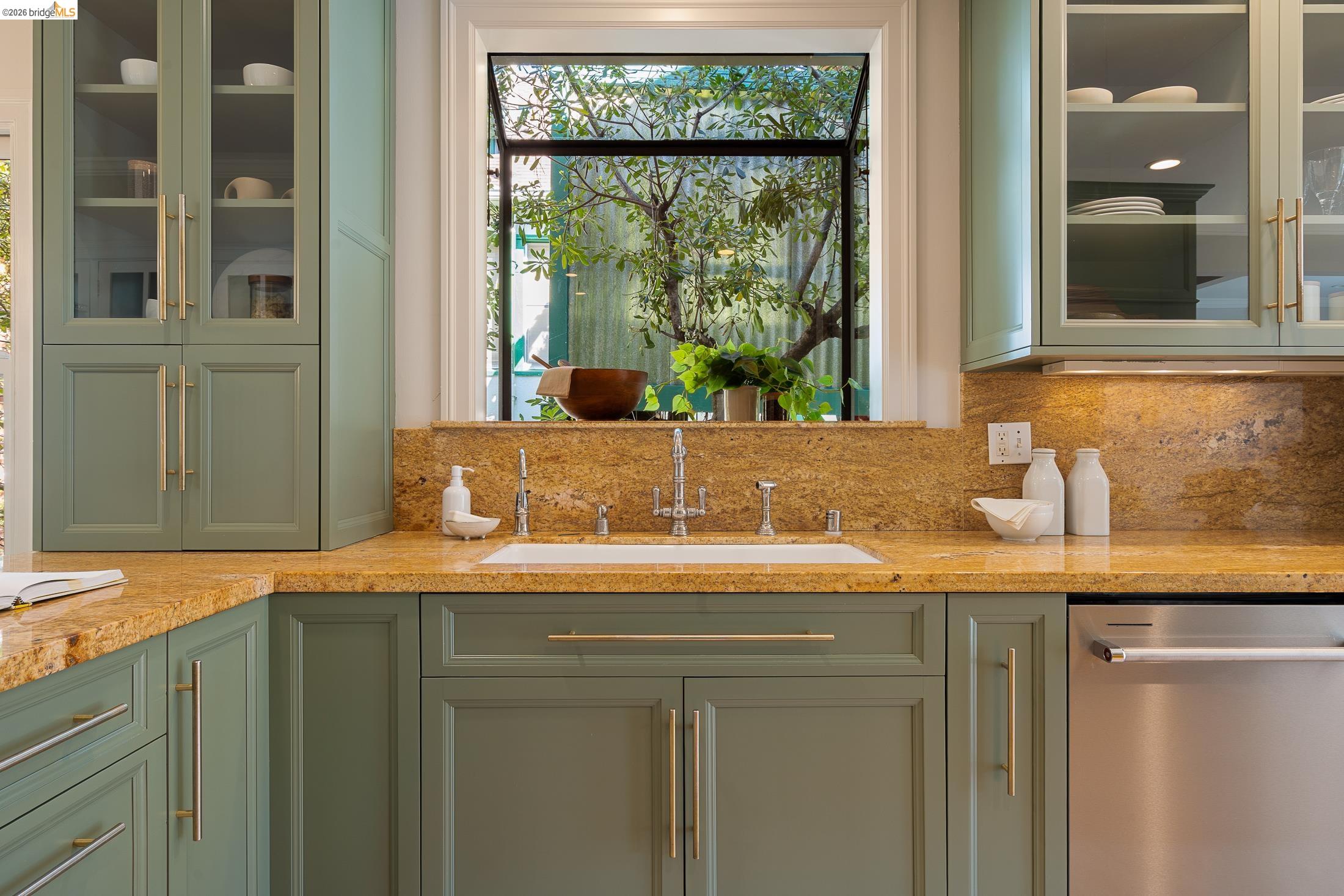 Detail Gallery Image 20 of 59 For 1101 Clarendon Crescent, Oakland,  CA 94610 - 6 Beds | 3/1 Baths