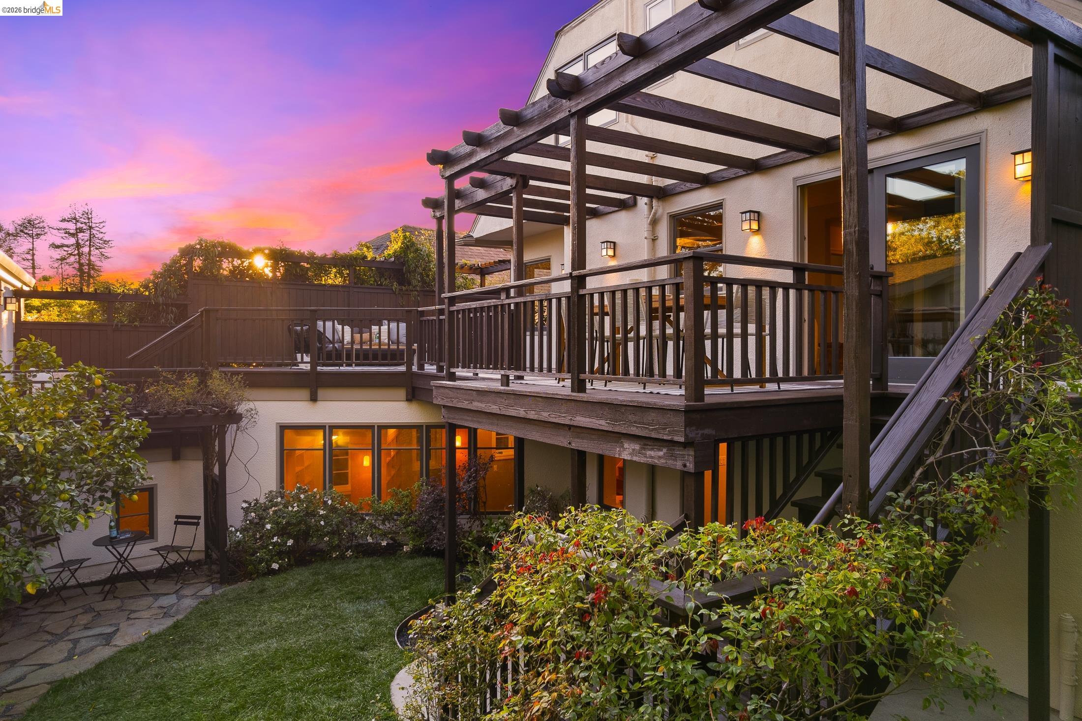 Detail Gallery Image 3 of 59 For 1101 Clarendon Crescent, Oakland,  CA 94610 - 6 Beds | 3/1 Baths