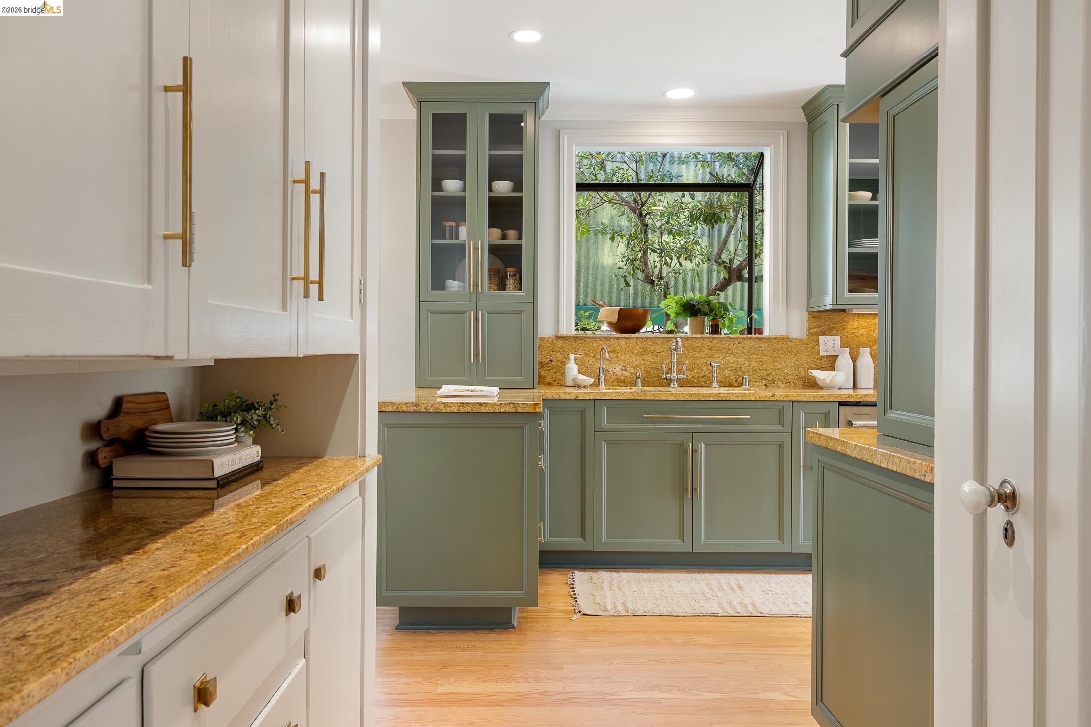 Detail Gallery Image 21 of 59 For 1101 Clarendon Crescent, Oakland,  CA 94610 - 6 Beds | 3/1 Baths