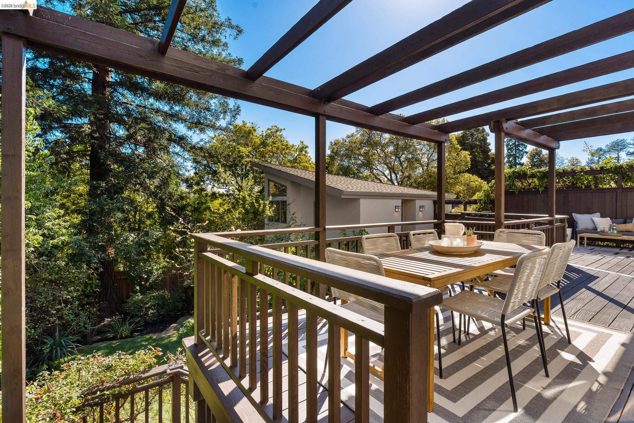 Detail Gallery Image 25 of 59 For 1101 Clarendon Crescent, Oakland,  CA 94610 - 6 Beds | 3/1 Baths