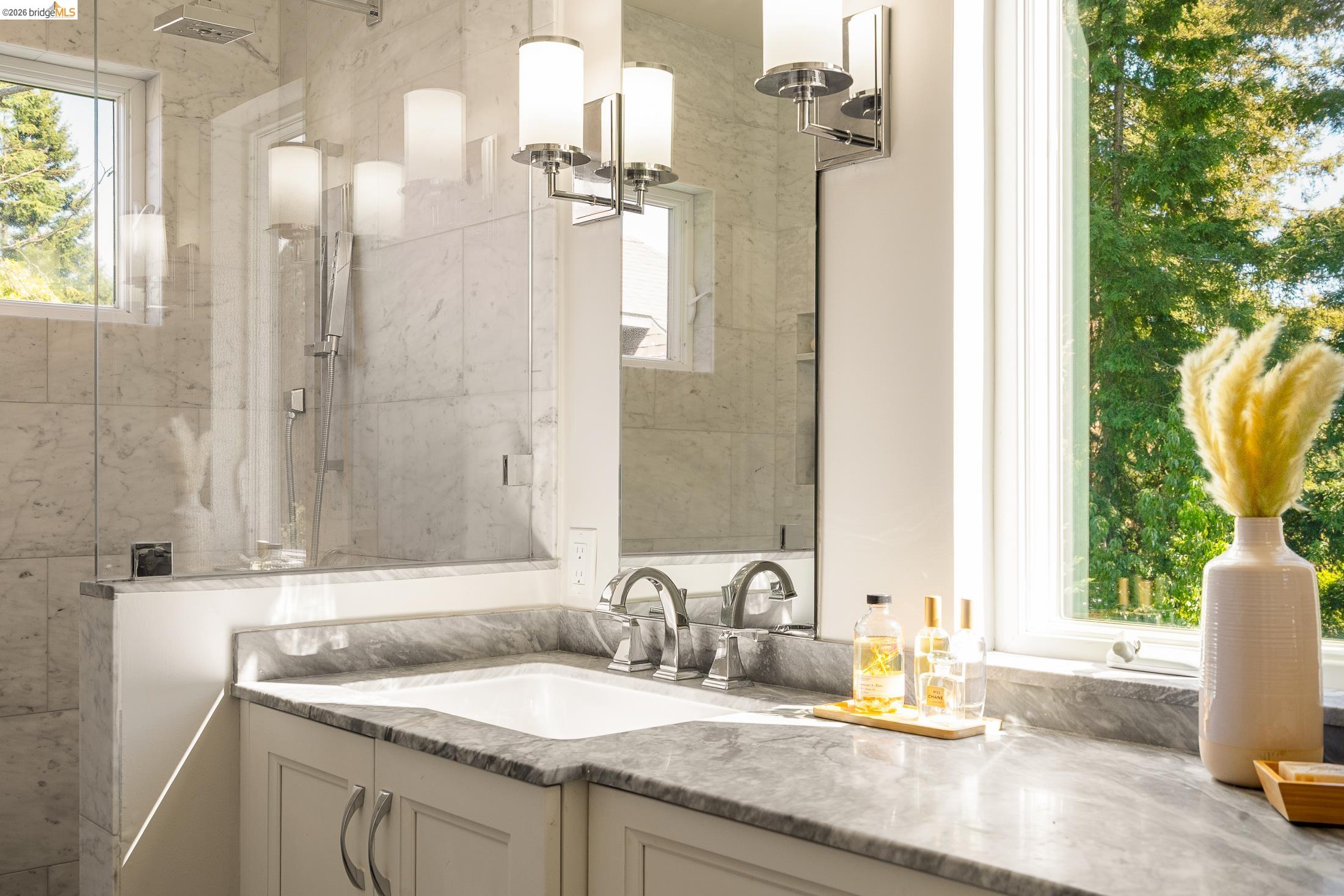 Detail Gallery Image 30 of 59 For 1101 Clarendon Crescent, Oakland,  CA 94610 - 6 Beds | 3/1 Baths