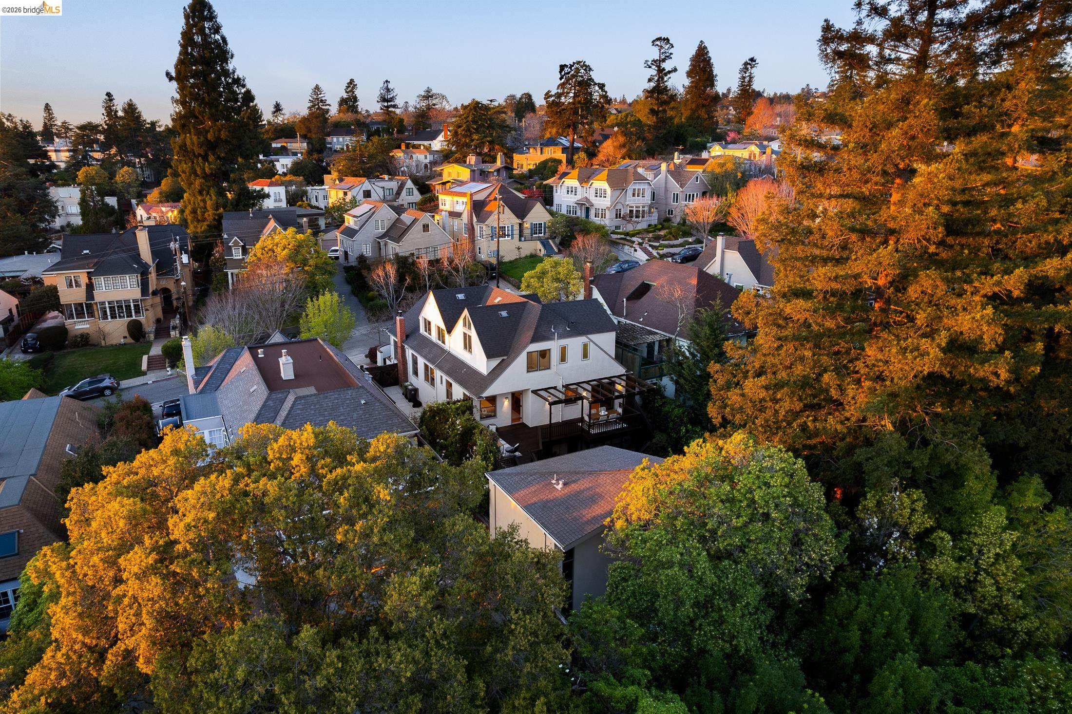 Detail Gallery Image 4 of 59 For 1101 Clarendon Crescent, Oakland,  CA 94610 - 6 Beds | 3/1 Baths