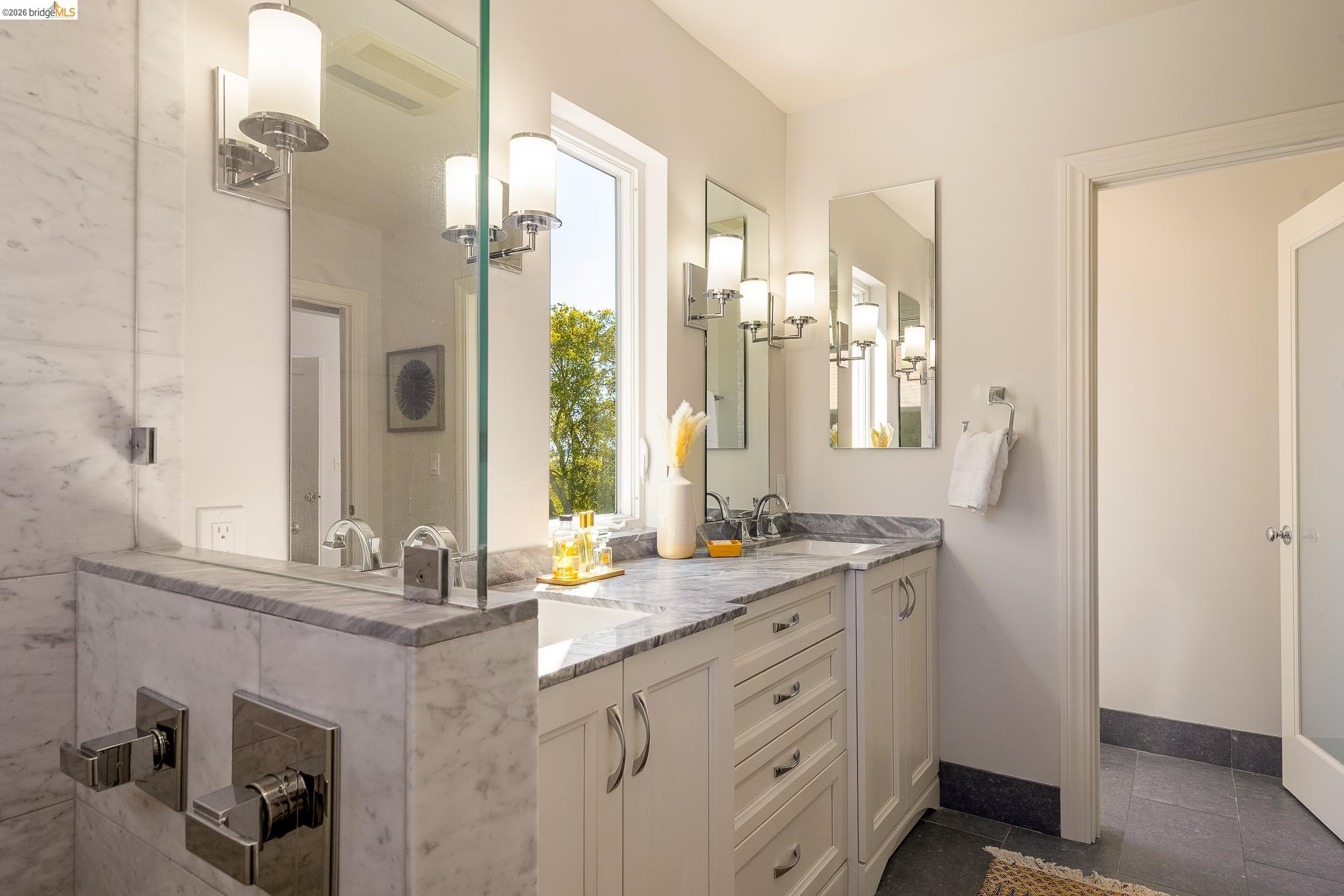 Detail Gallery Image 31 of 59 For 1101 Clarendon Crescent, Oakland,  CA 94610 - 6 Beds | 3/1 Baths