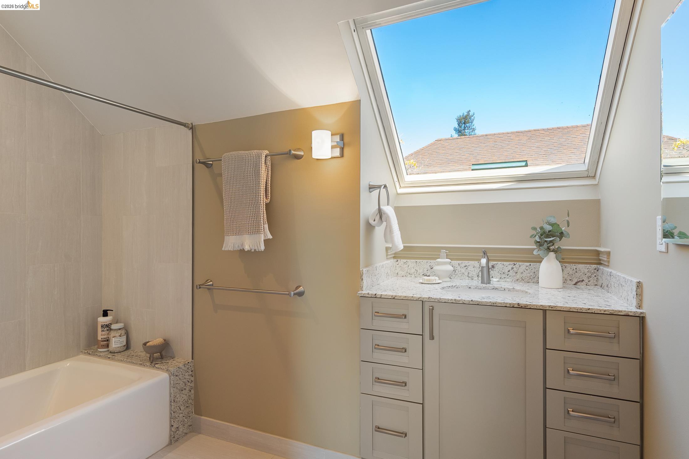 Detail Gallery Image 34 of 59 For 1101 Clarendon Crescent, Oakland,  CA 94610 - 6 Beds | 3/1 Baths