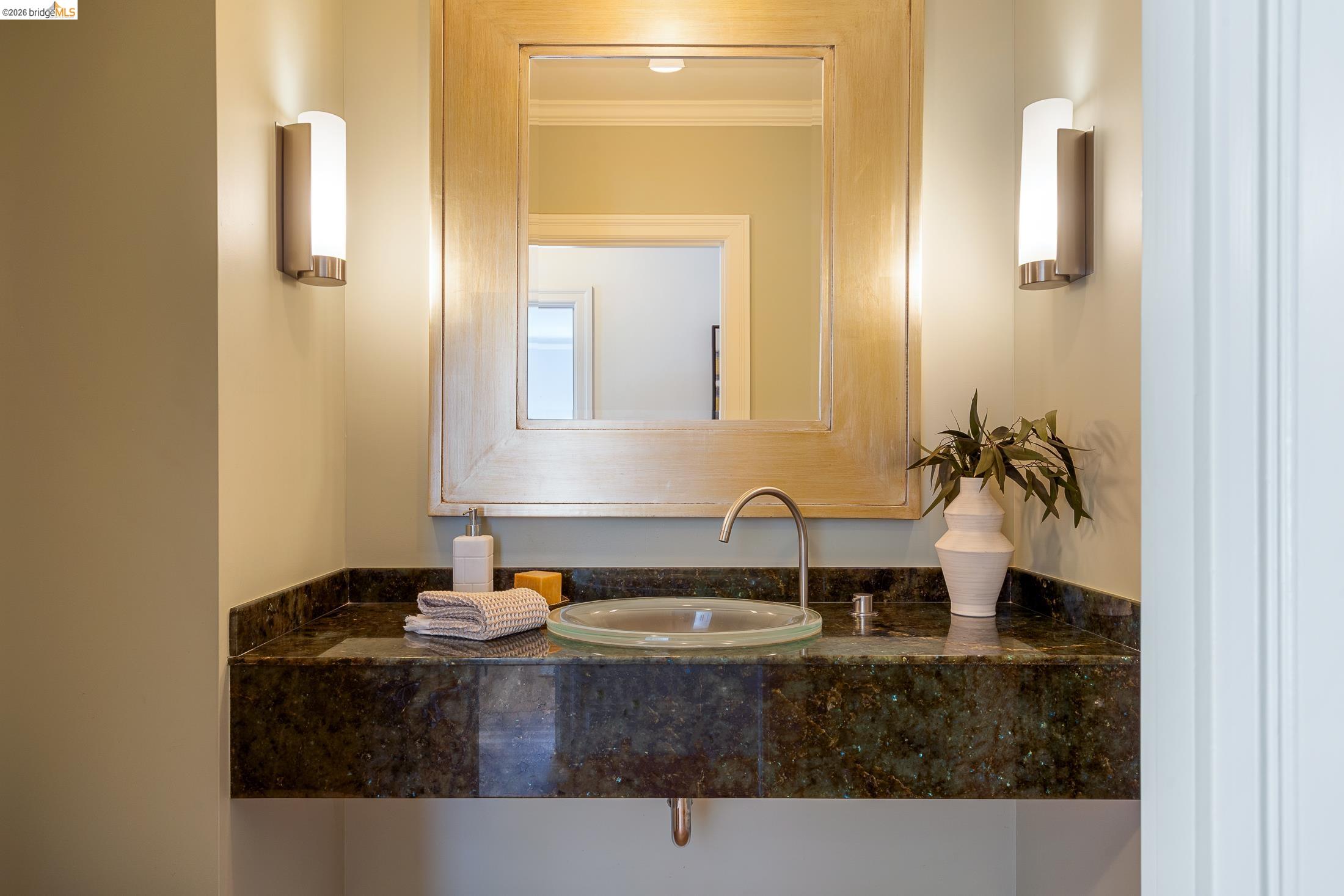 Detail Gallery Image 37 of 59 For 1101 Clarendon Crescent, Oakland,  CA 94610 - 6 Beds | 3/1 Baths