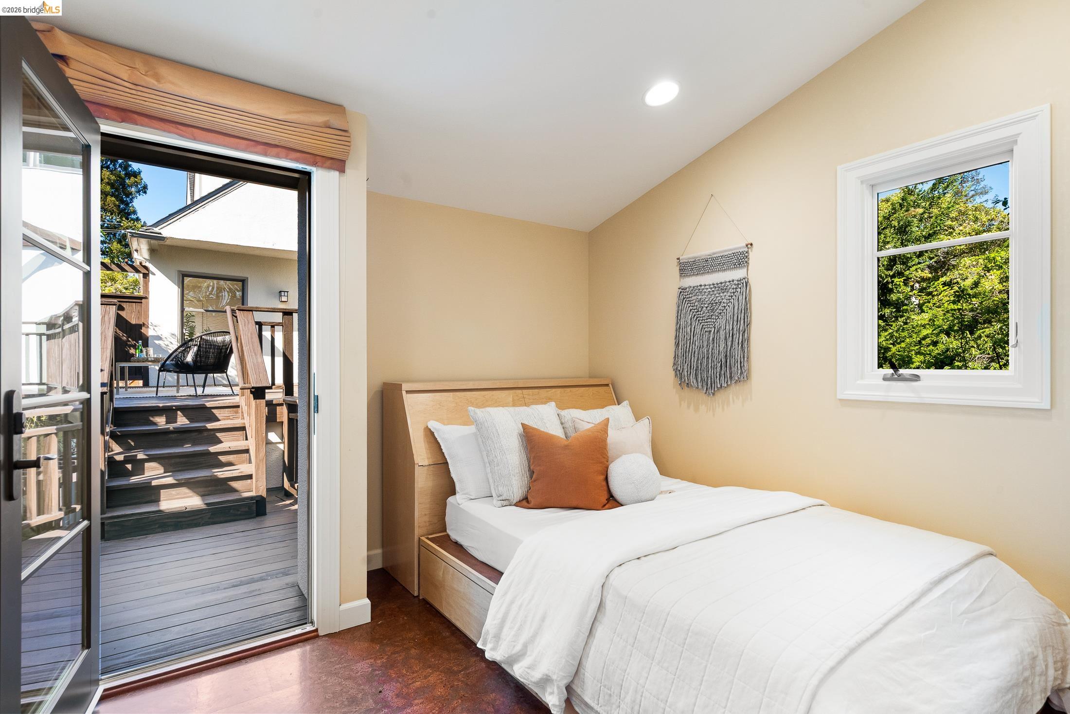 Detail Gallery Image 39 of 59 For 1101 Clarendon Crescent, Oakland,  CA 94610 - 6 Beds | 3/1 Baths