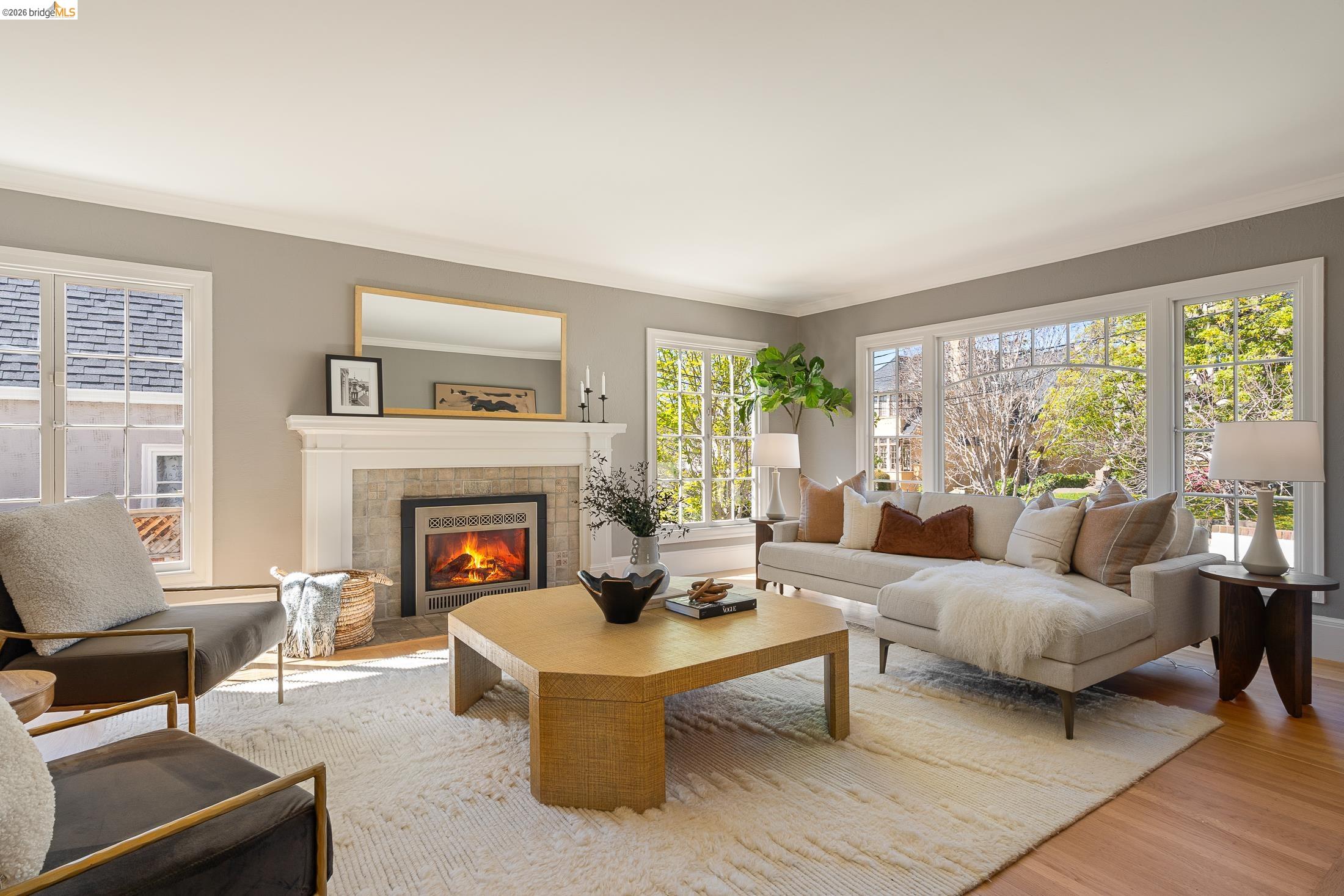 Detail Gallery Image 5 of 59 For 1101 Clarendon Crescent, Oakland,  CA 94610 - 6 Beds | 3/1 Baths