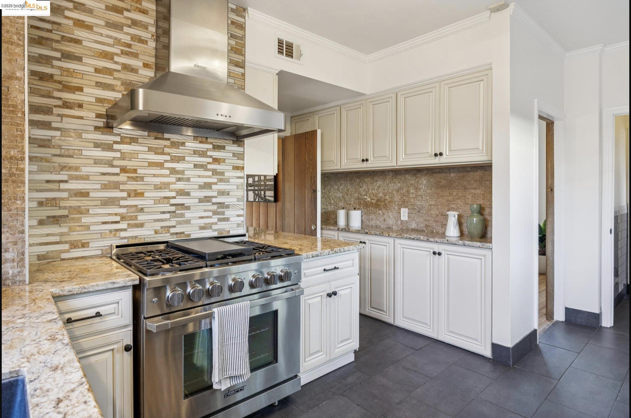 Detail Gallery Image 11 of 35 For 2749 E 17th St, Oakland,  CA 94601 - 2 Beds | 1/1 Baths