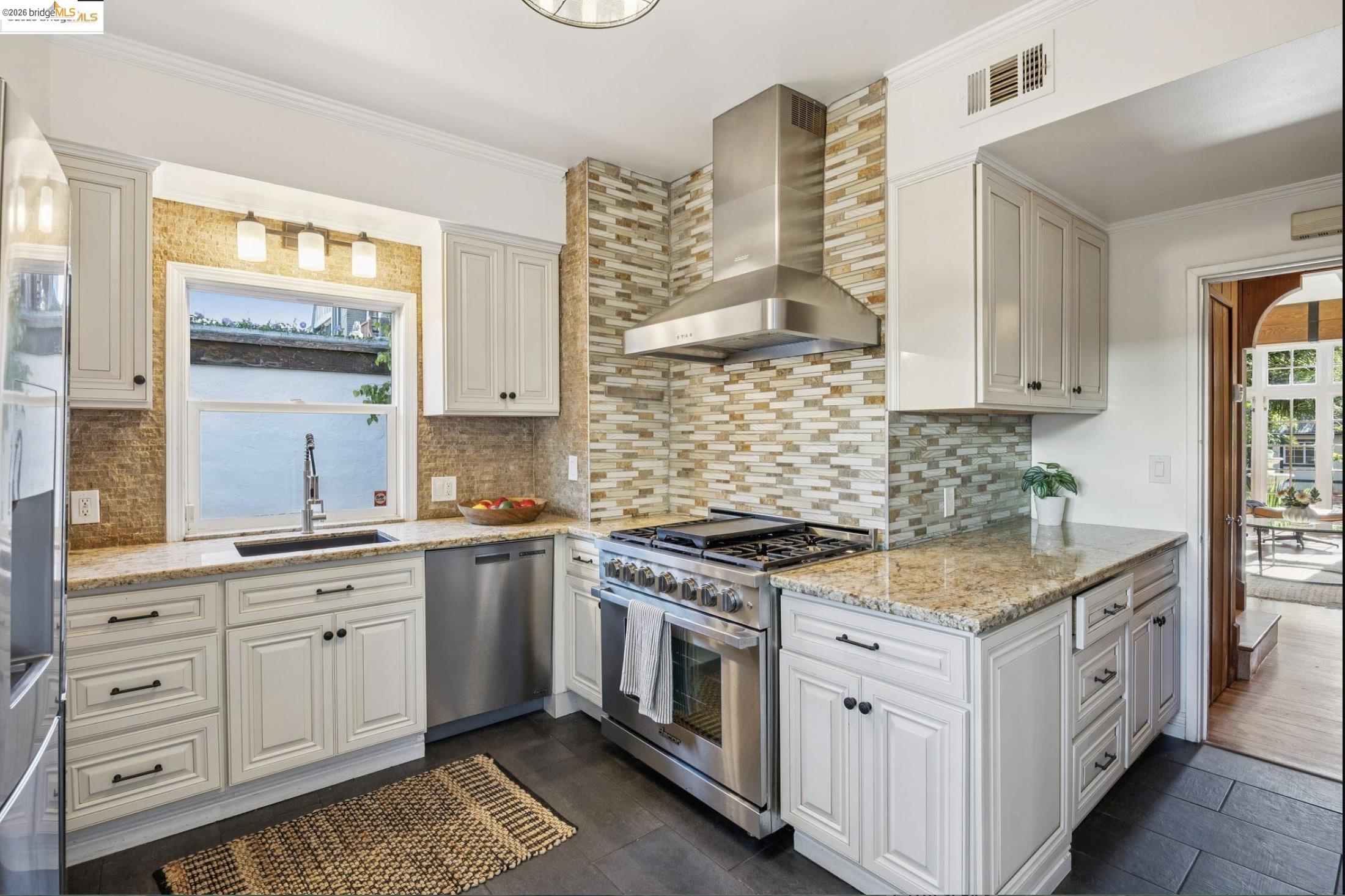 Detail Gallery Image 9 of 35 For 2749 E 17th St, Oakland,  CA 94601 - 2 Beds | 1/1 Baths