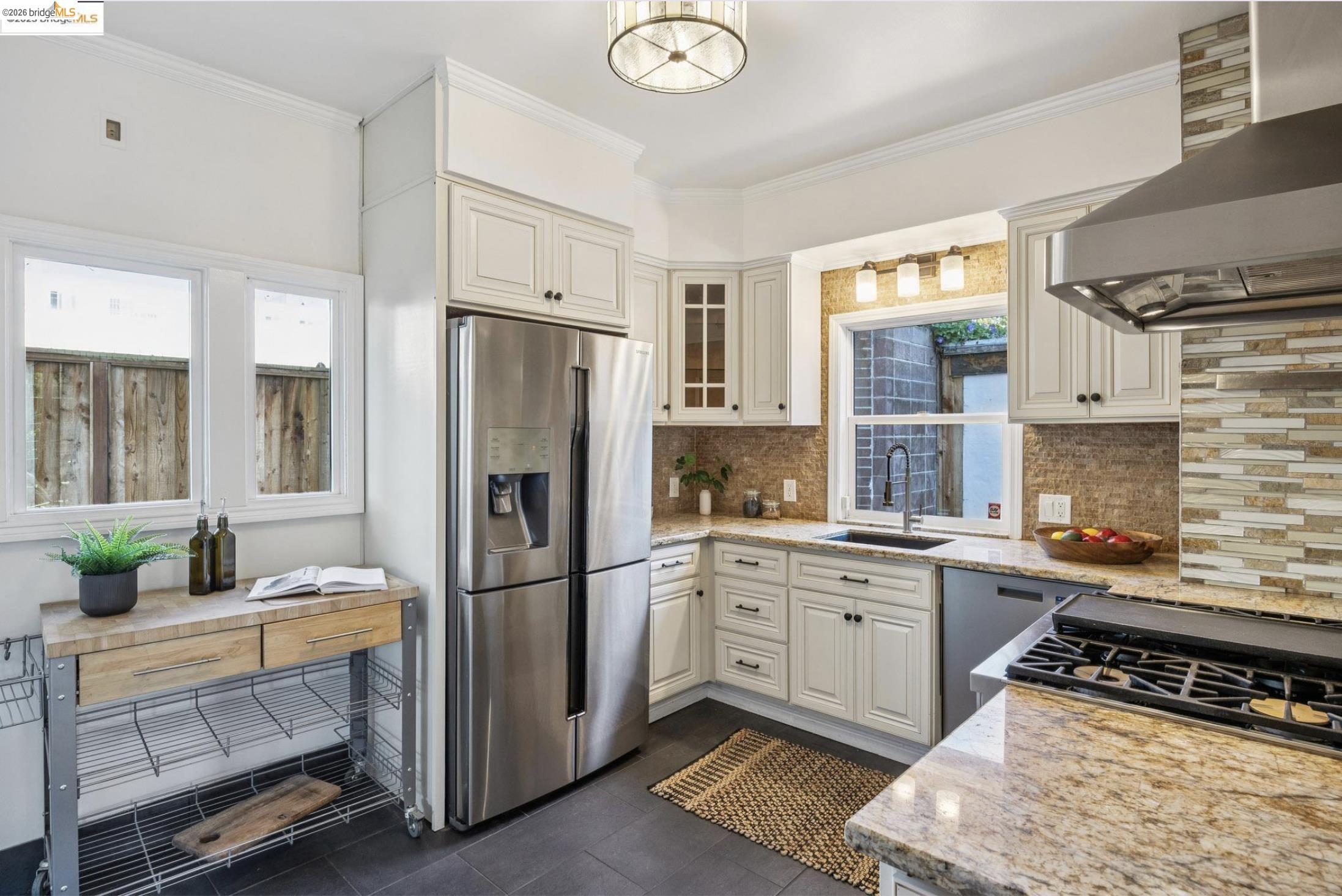 Detail Gallery Image 10 of 35 For 2749 E 17th St, Oakland,  CA 94601 - 2 Beds | 1/1 Baths