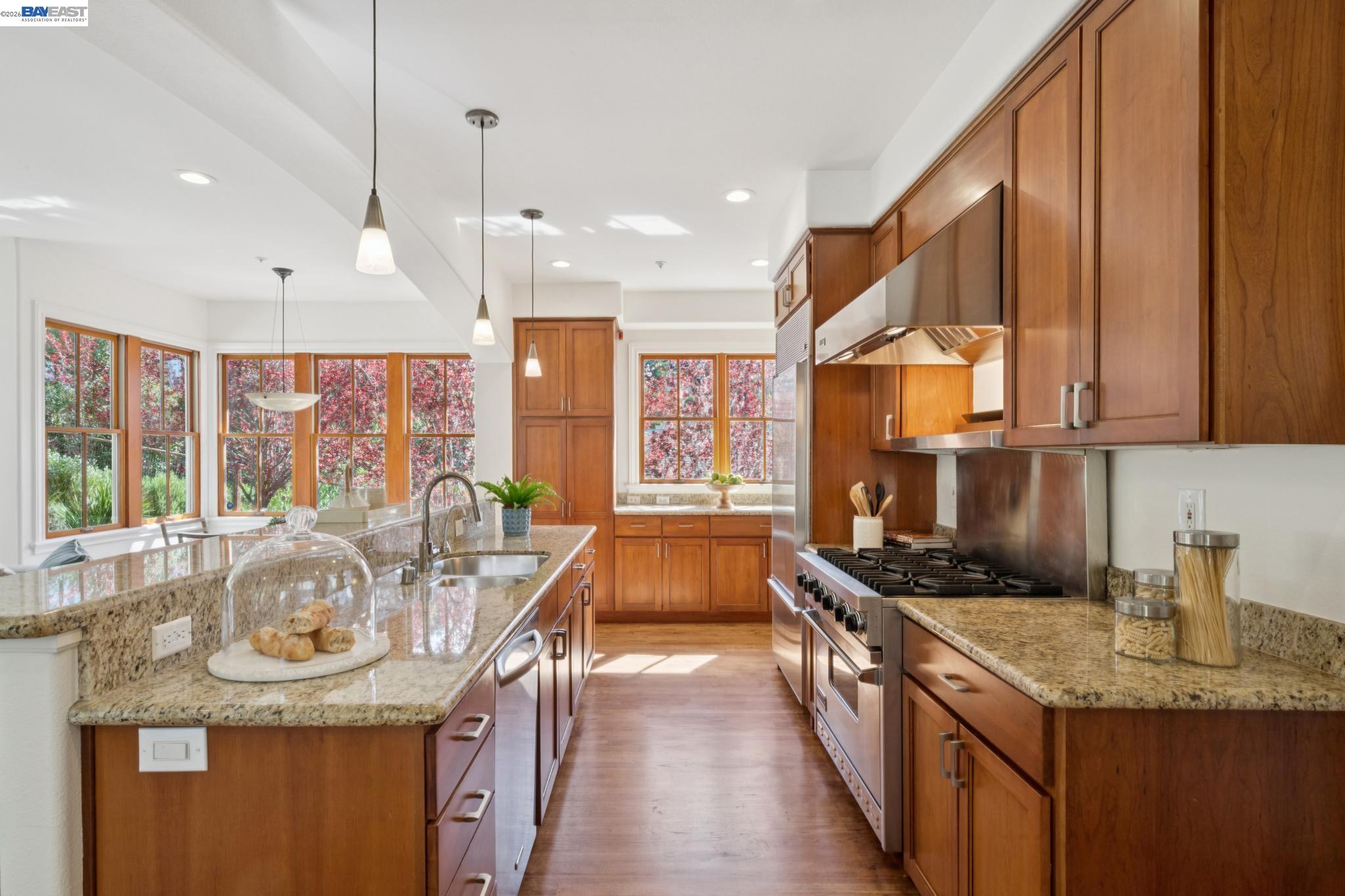 Detail Gallery Image 15 of 60 For 942 Aquarius Way, Oakland,  CA 94611 - 5 Beds | 3/1 Baths