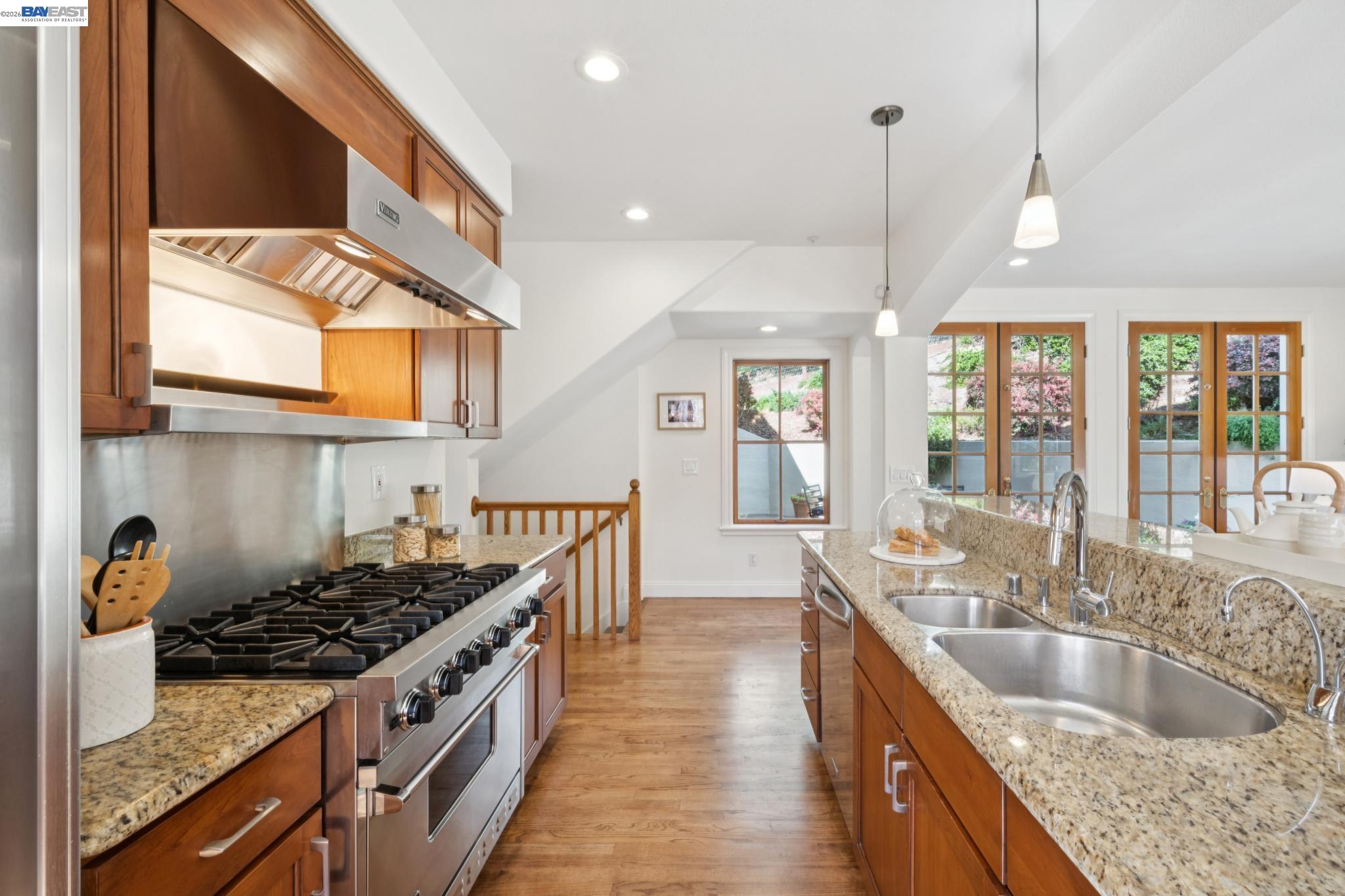 Detail Gallery Image 16 of 60 For 942 Aquarius Way, Oakland,  CA 94611 - 5 Beds | 3/1 Baths