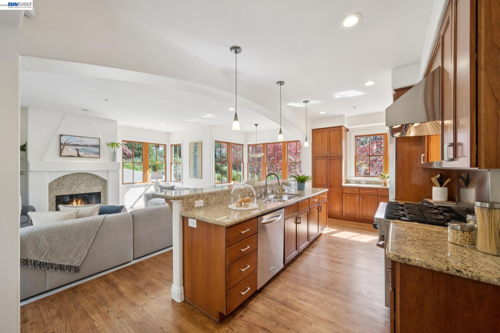 Detail Gallery Image 17 of 60 For 942 Aquarius Way, Oakland,  CA 94611 - 5 Beds | 3/1 Baths