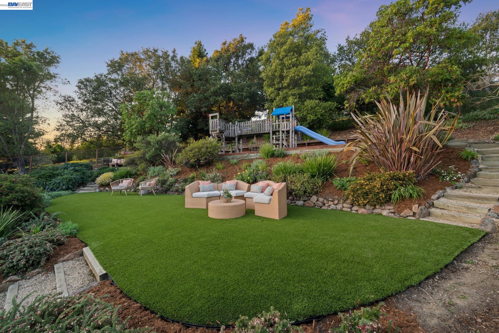 Detail Gallery Image 3 of 60 For 942 Aquarius Way, Oakland,  CA 94611 - 5 Beds | 3/1 Baths