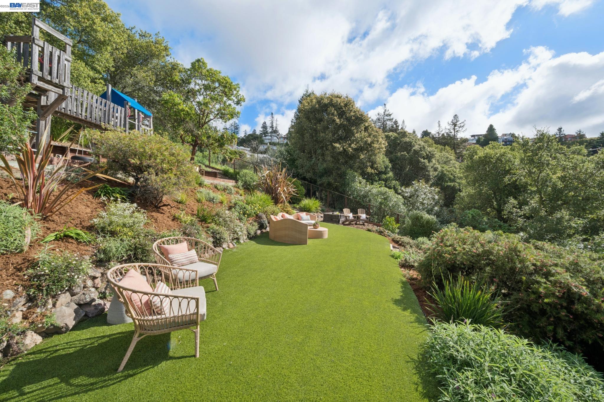 Detail Gallery Image 4 of 60 For 942 Aquarius Way, Oakland,  CA 94611 - 5 Beds | 3/1 Baths