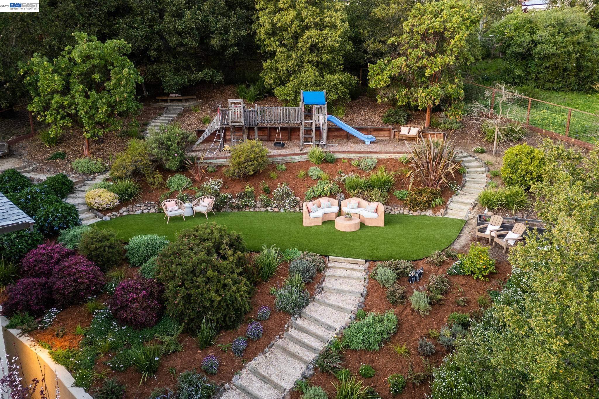 Detail Gallery Image 5 of 60 For 942 Aquarius Way, Oakland,  CA 94611 - 5 Beds | 3/1 Baths