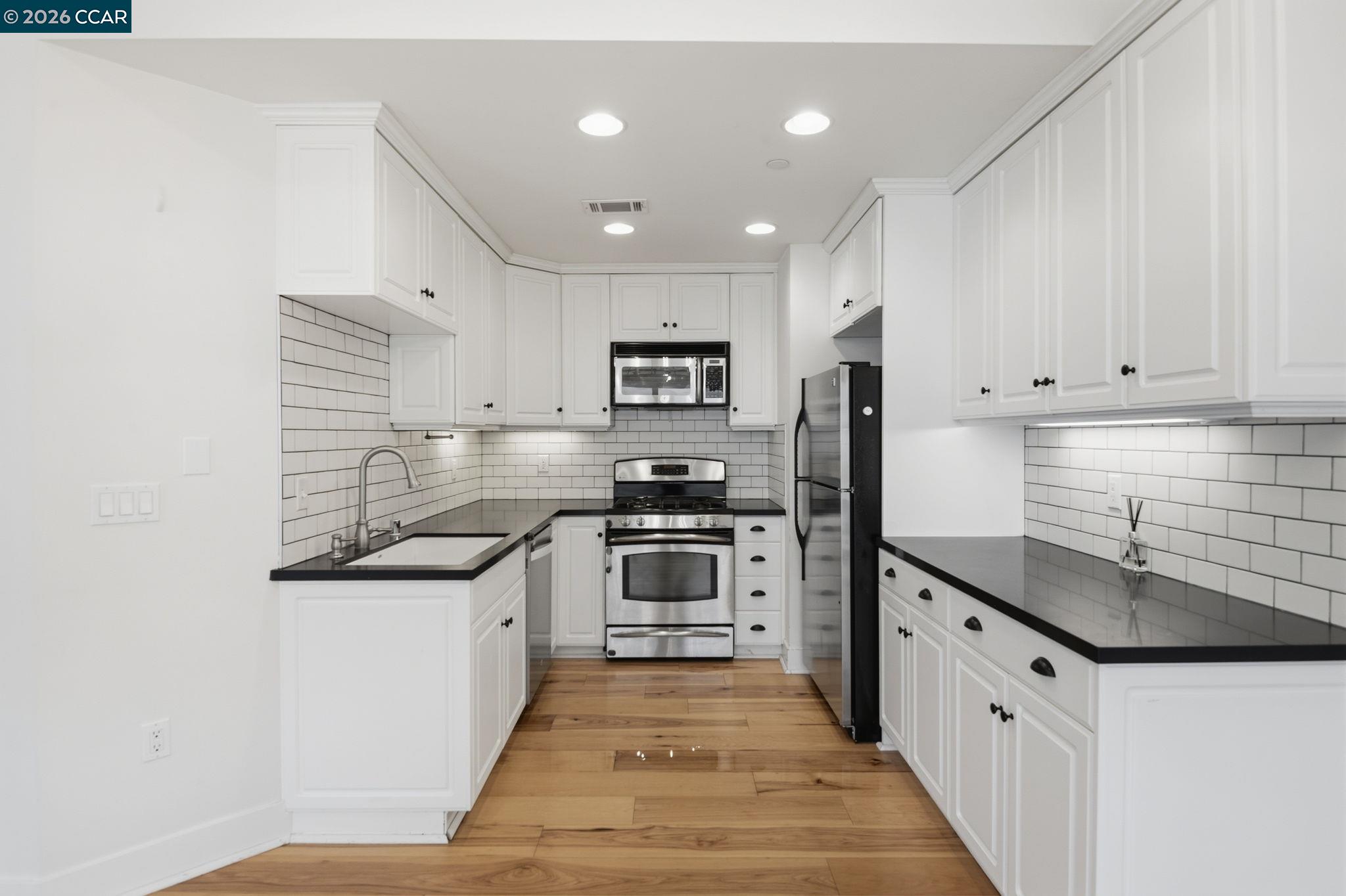 Detail Gallery Image 10 of 38 For 20402 Santa Ana Ave #4,  Newport Beach,  CA 92660 - 2 Beds | 2/1 Baths