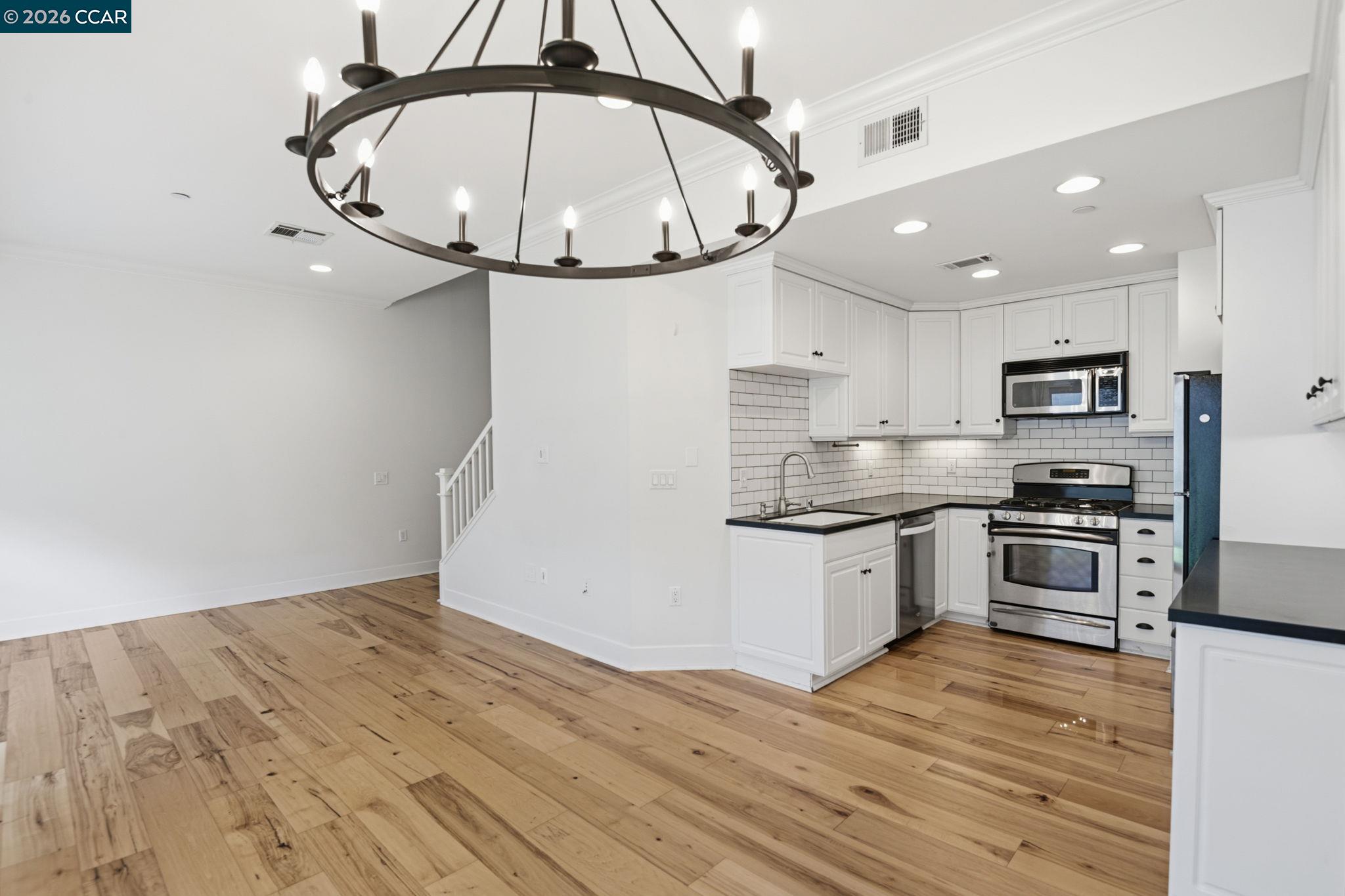 Detail Gallery Image 12 of 38 For 20402 Santa Ana Ave #4,  Newport Beach,  CA 92660 - 2 Beds | 2/1 Baths