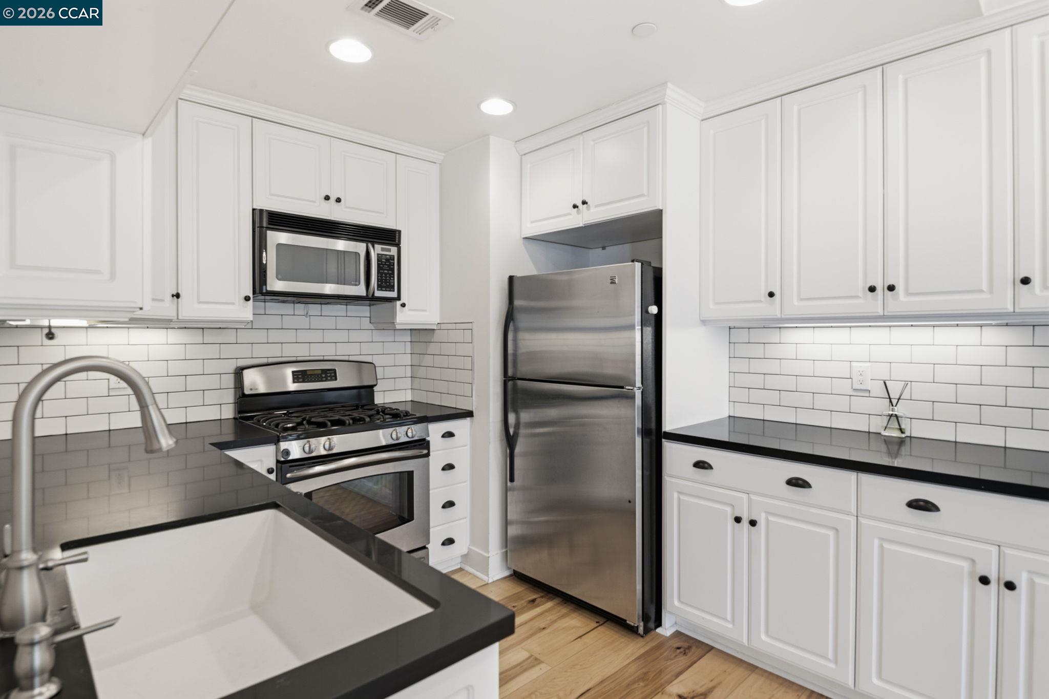 Detail Gallery Image 7 of 38 For 20402 Santa Ana Ave #4,  Newport Beach,  CA 92660 - 2 Beds | 2/1 Baths