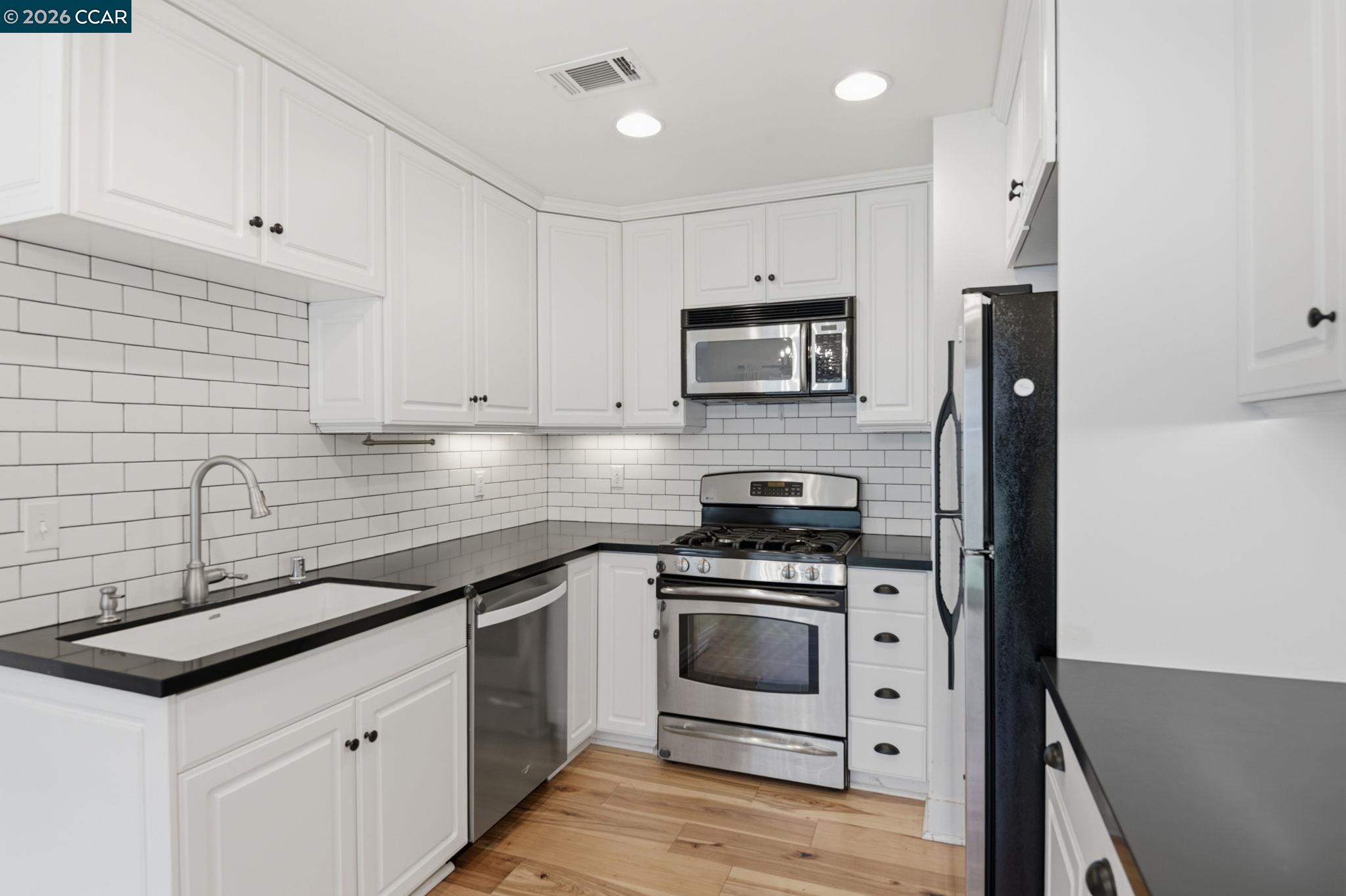 Detail Gallery Image 9 of 38 For 20402 Santa Ana Ave #4,  Newport Beach,  CA 92660 - 2 Beds | 2/1 Baths