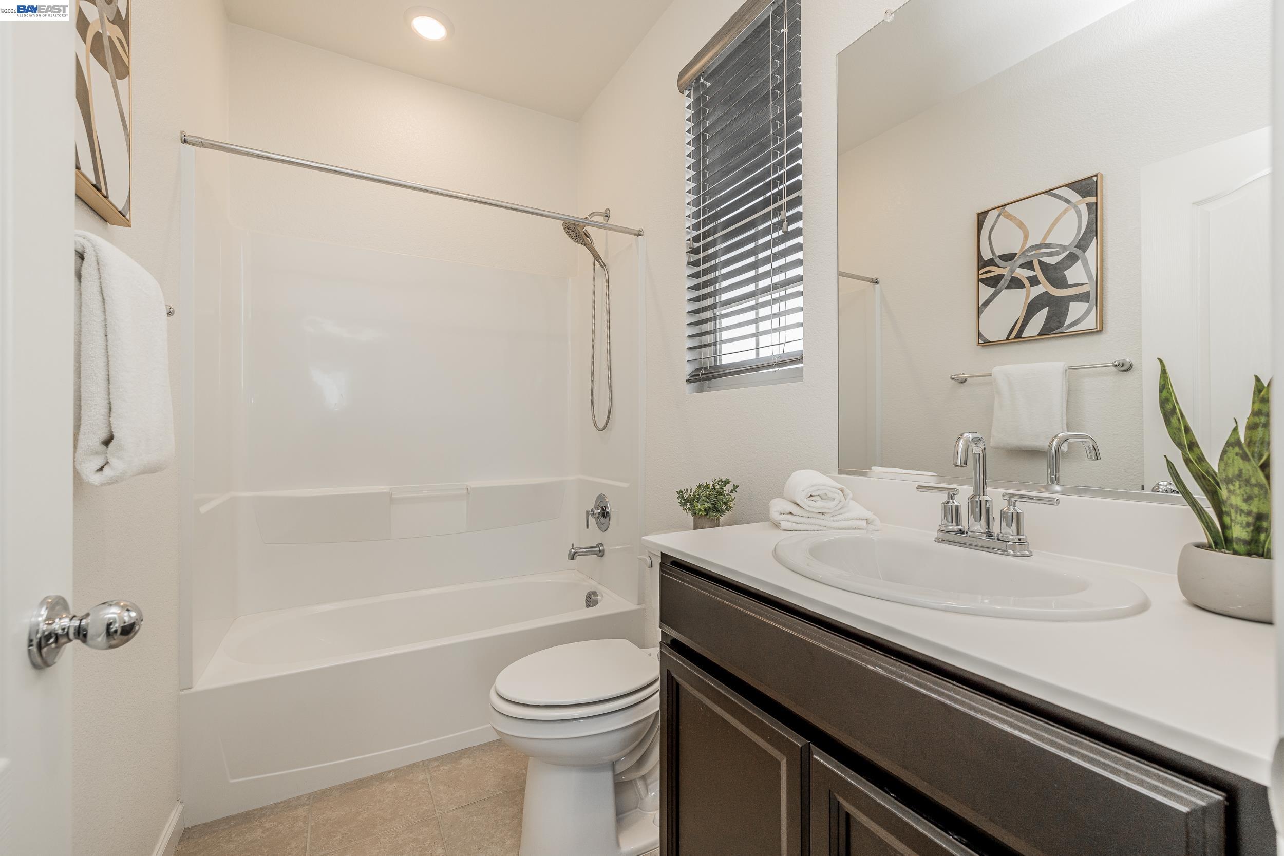 Detail Gallery Image 15 of 42 For 2891 Reyva Dhillon Ln, Tracy,  CA 95377 - 4 Beds | 3/1 Baths
