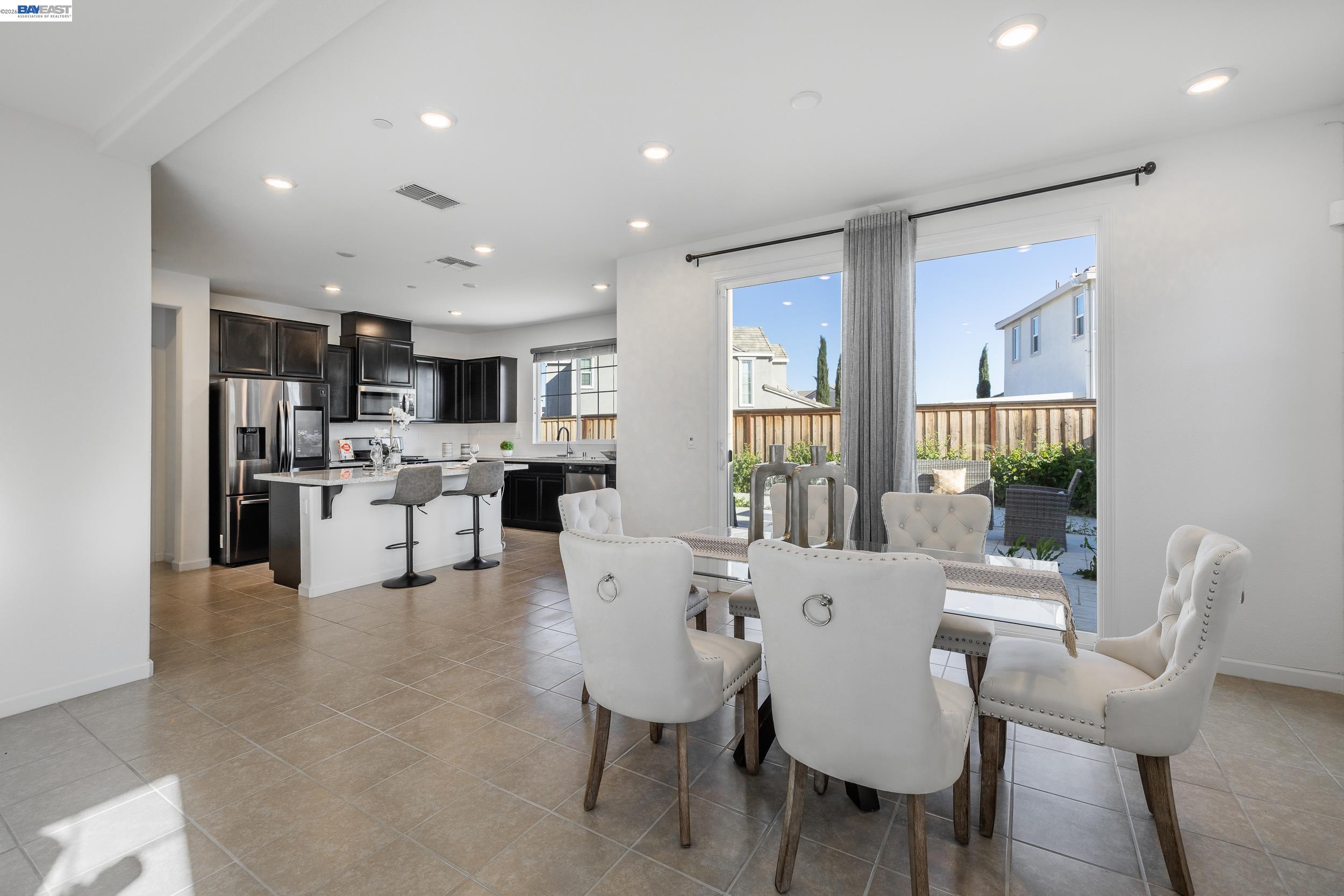 Detail Gallery Image 5 of 42 For 2891 Reyva Dhillon Ln, Tracy,  CA 95377 - 4 Beds | 3/1 Baths