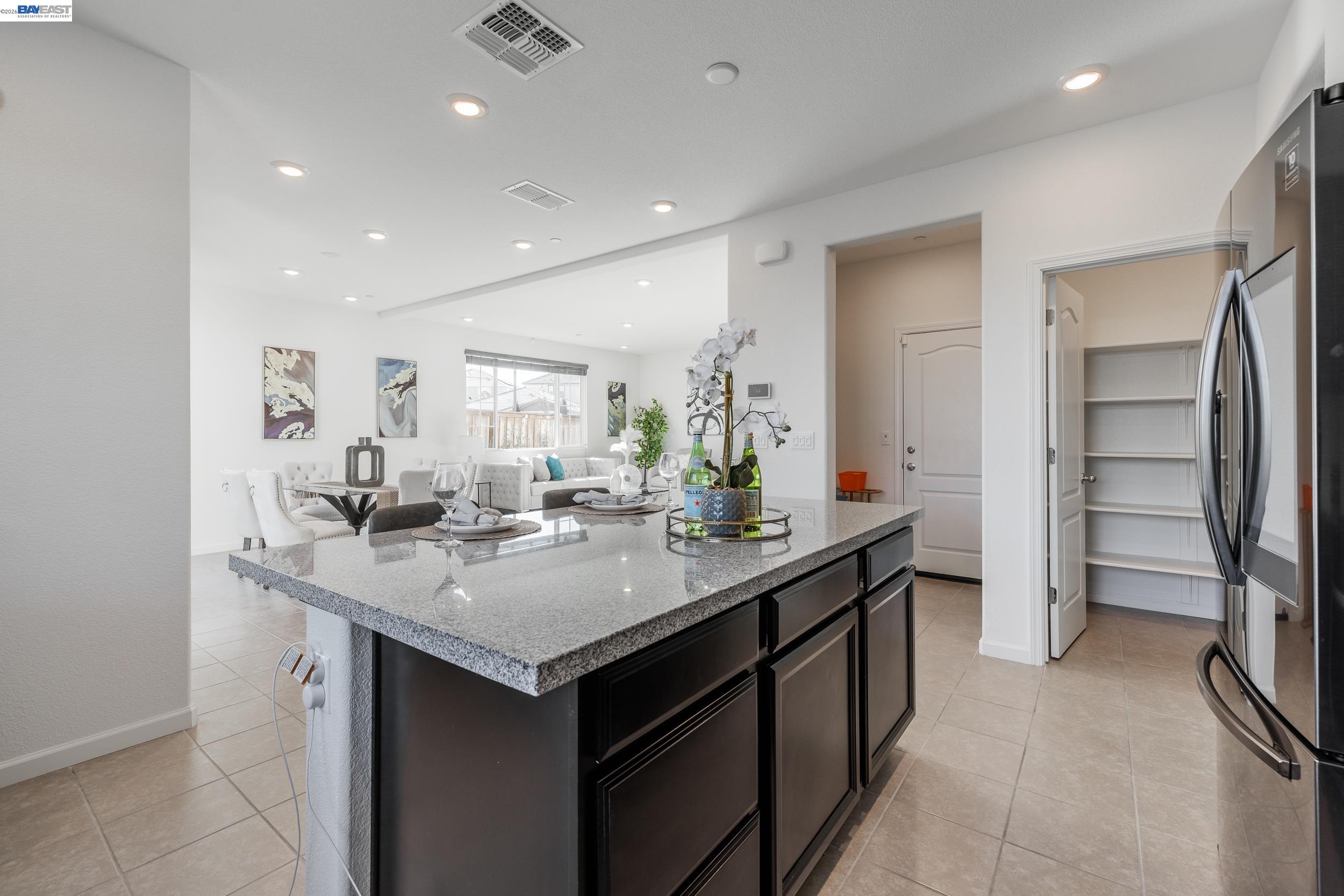 Detail Gallery Image 10 of 42 For 2891 Reyva Dhillon Ln, Tracy,  CA 95377 - 4 Beds | 3/1 Baths