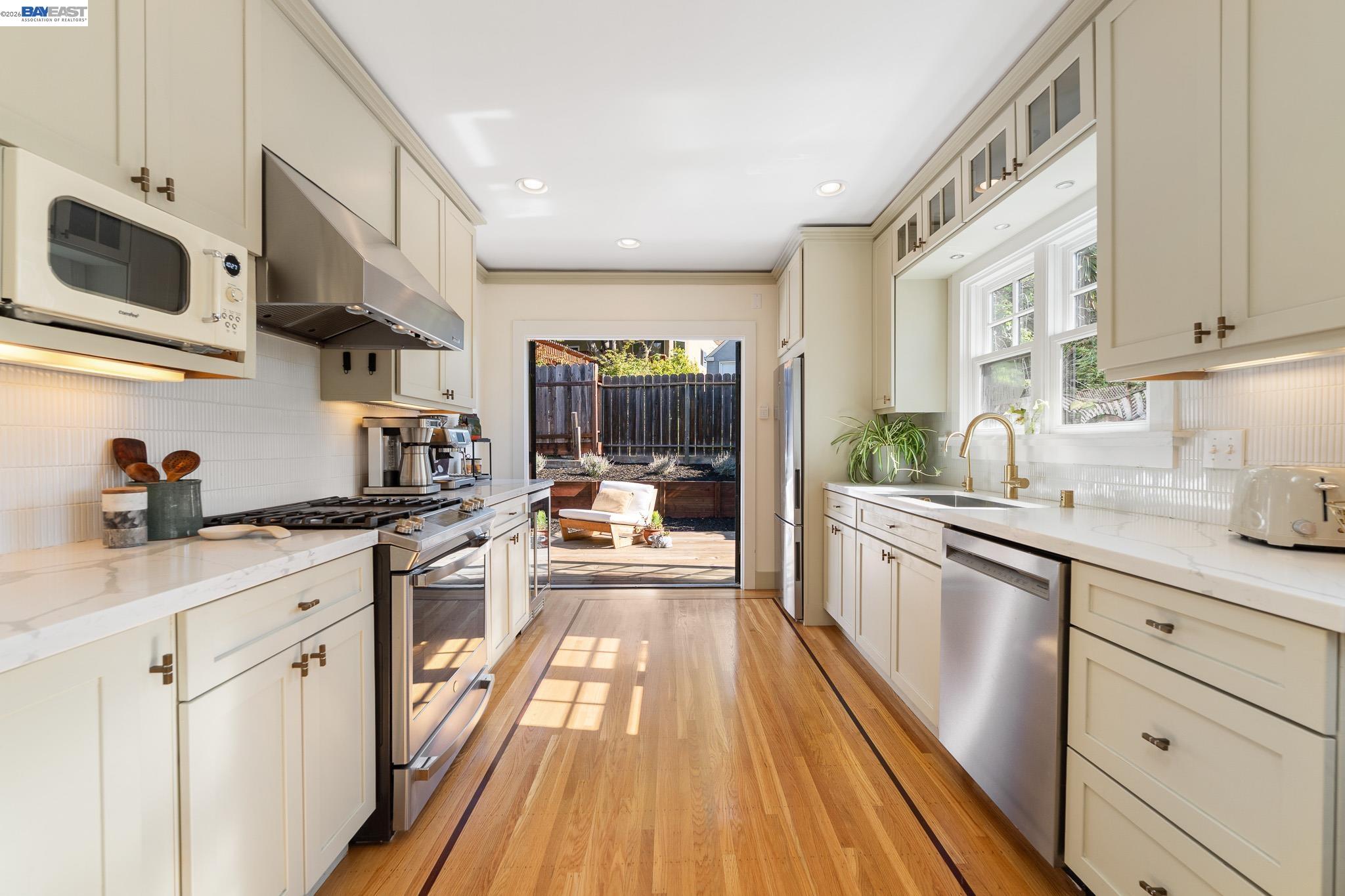 Detail Gallery Image 7 of 29 For 5146 Camden St, Oakland,  CA 94619 - 2 Beds | 2 Baths