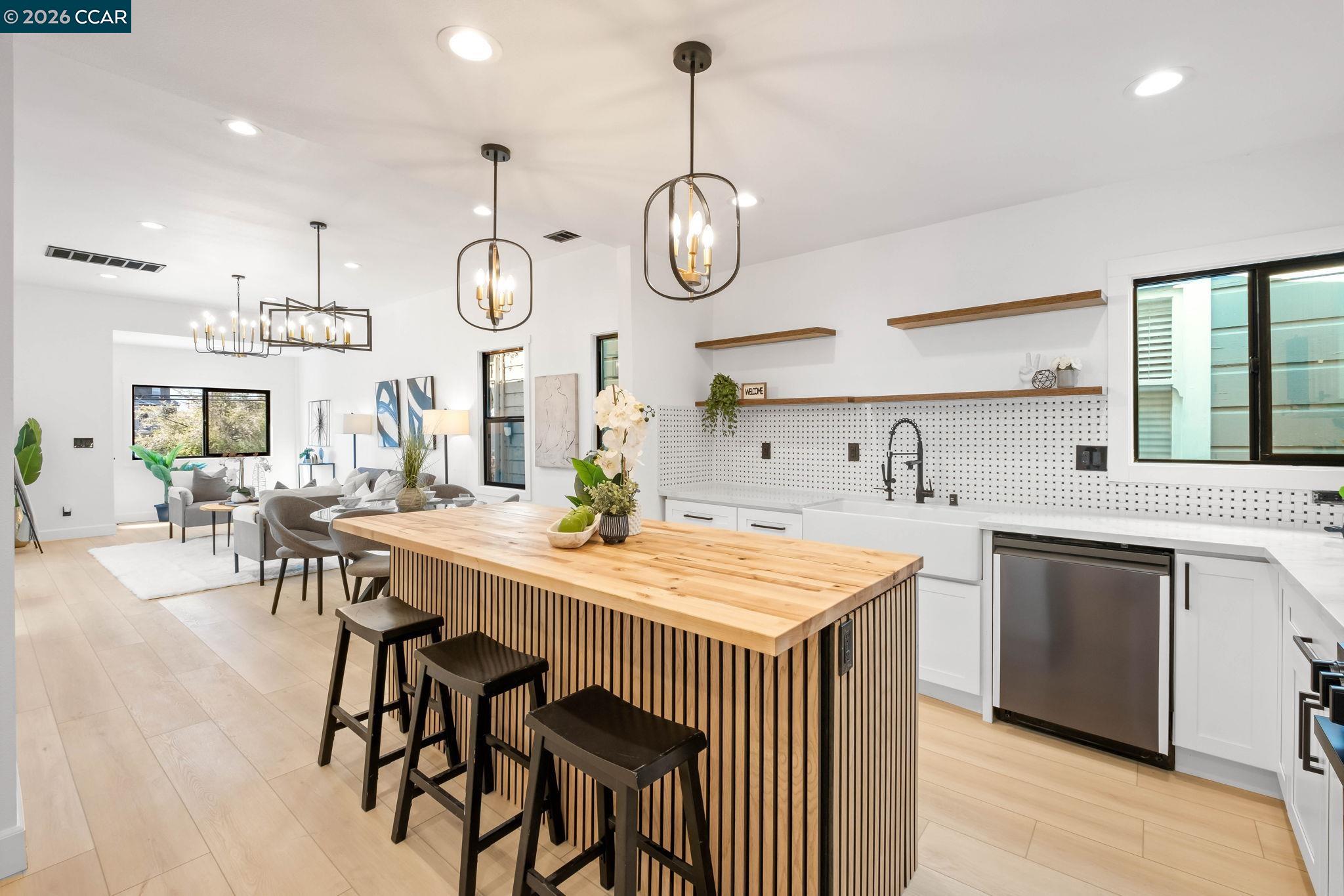 Detail Gallery Image 11 of 29 For 1920 Linden St, Oakland,  CA 94607 - 3 Beds | 2/1 Baths