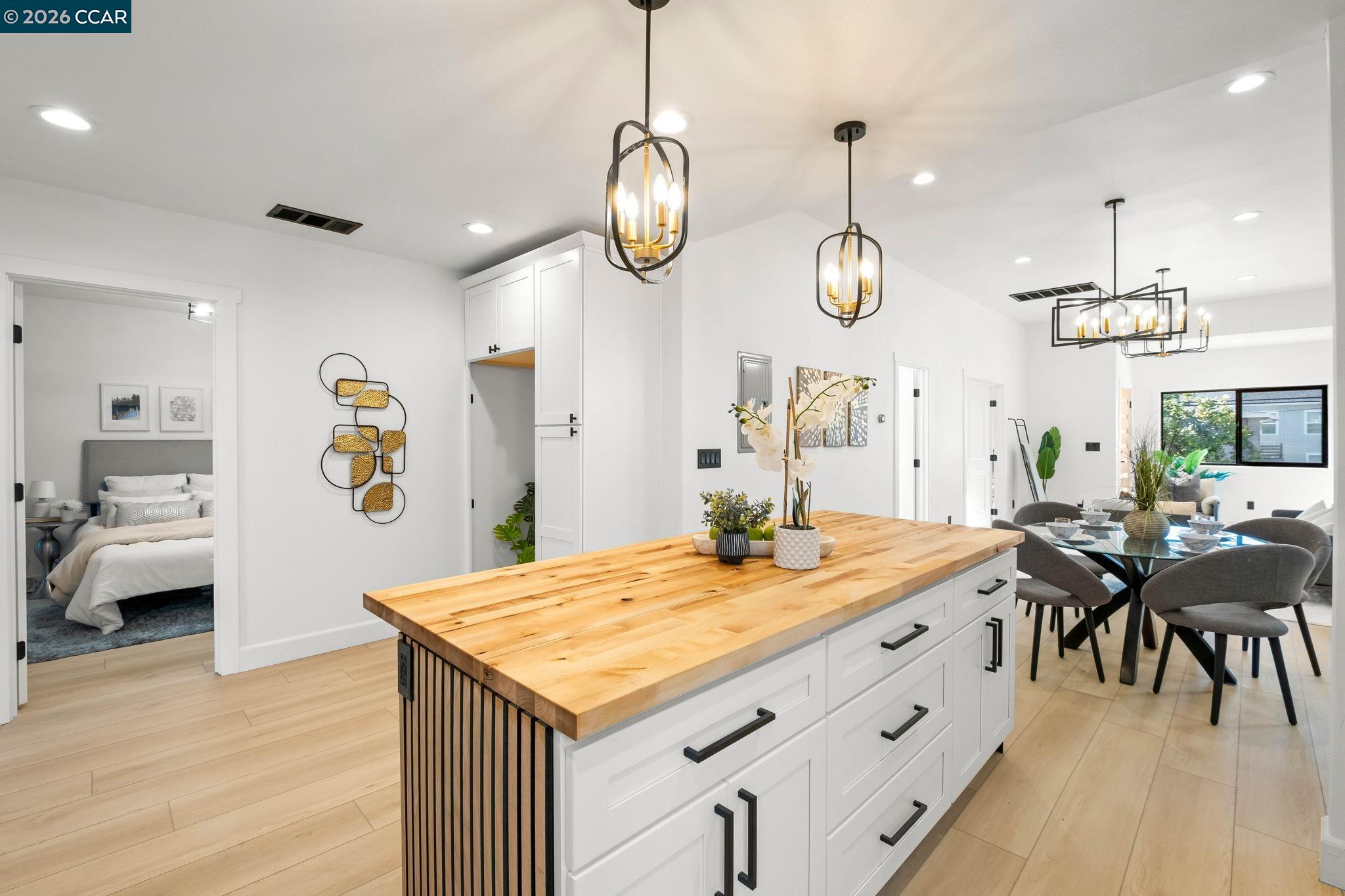 Detail Gallery Image 12 of 29 For 1920 Linden St, Oakland,  CA 94607 - 3 Beds | 2/1 Baths