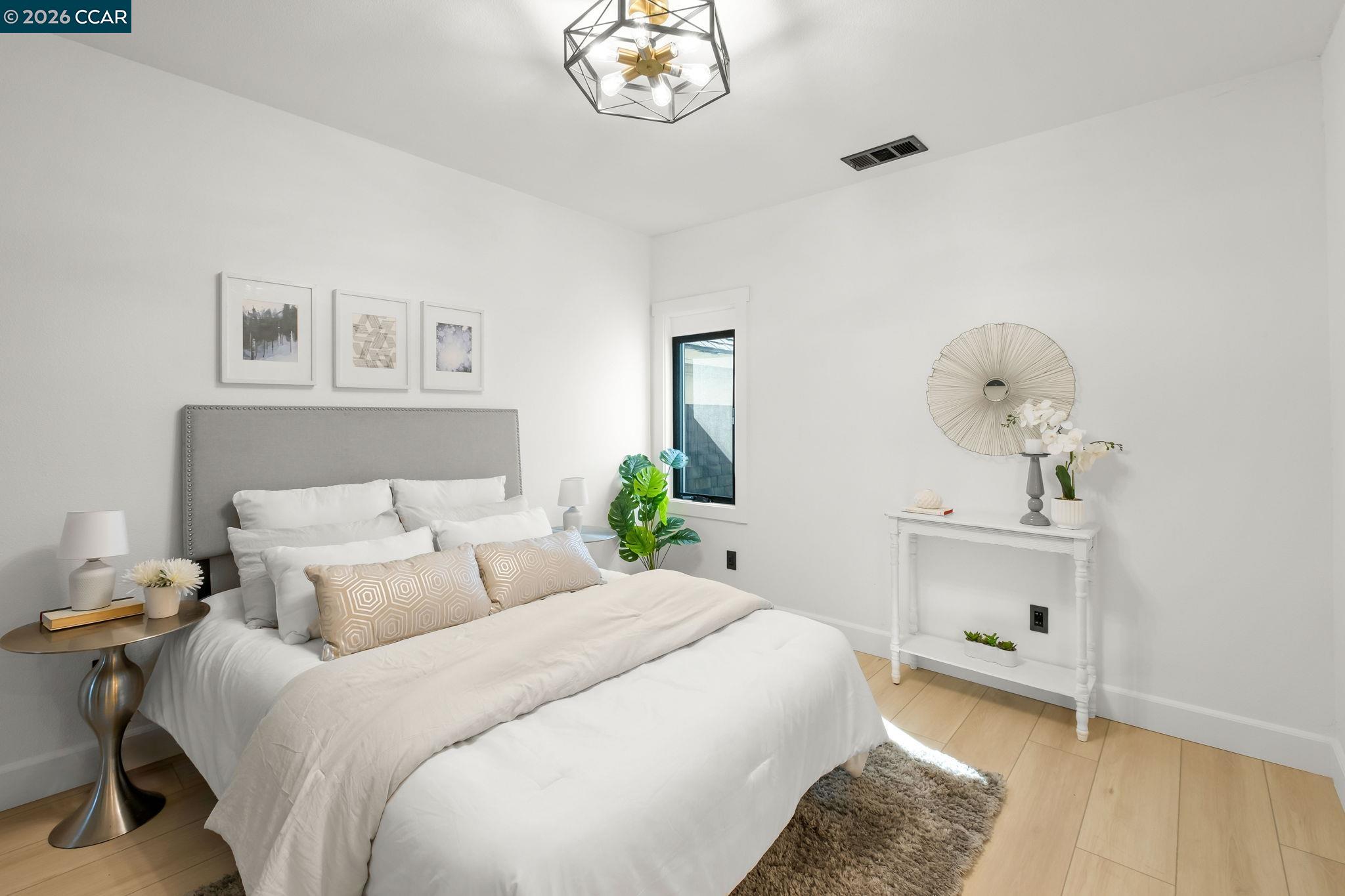 Detail Gallery Image 13 of 29 For 1920 Linden St, Oakland,  CA 94607 - 3 Beds | 2/1 Baths