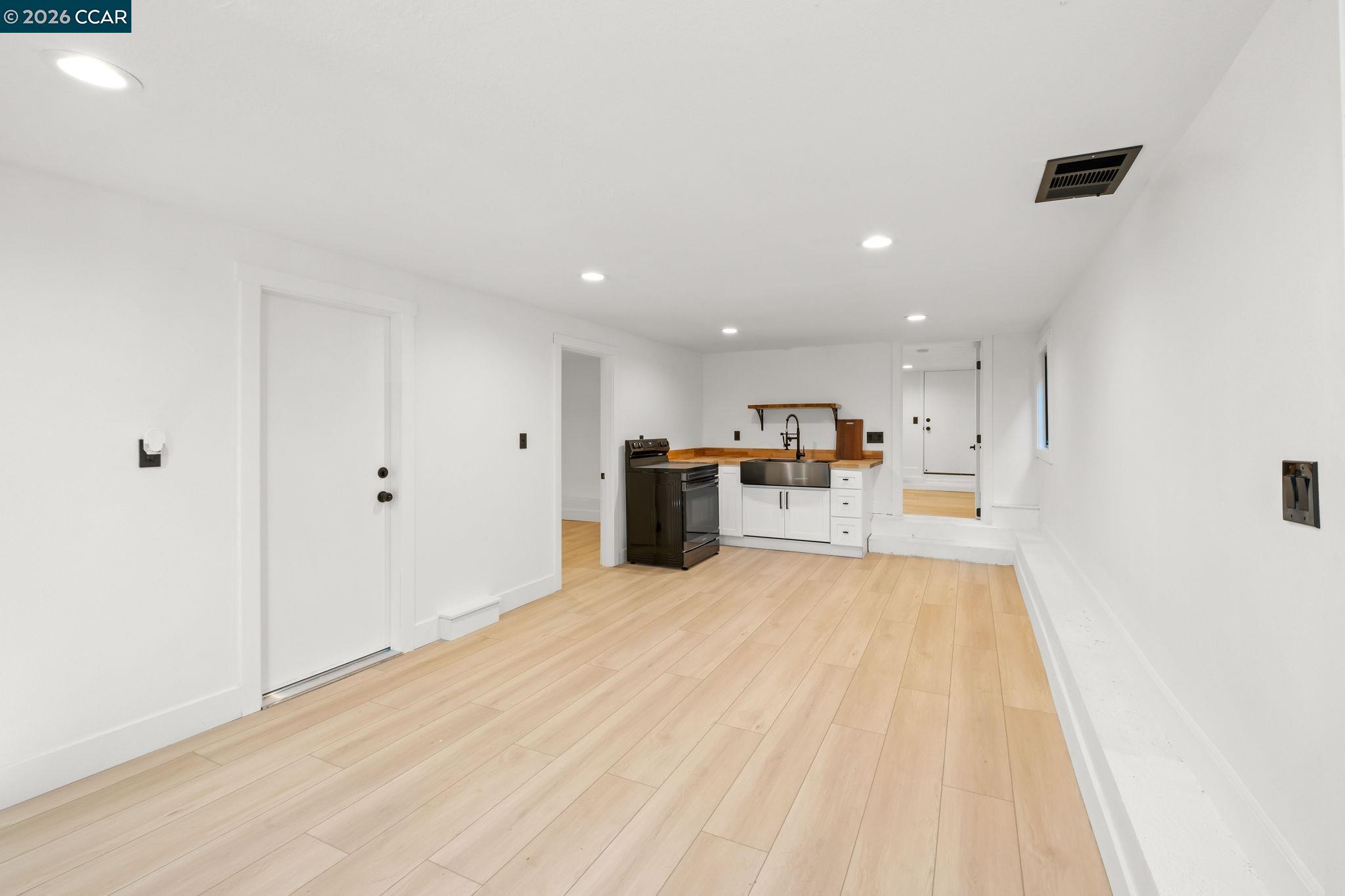 Detail Gallery Image 20 of 29 For 1920 Linden St, Oakland,  CA 94607 - 3 Beds | 2/1 Baths