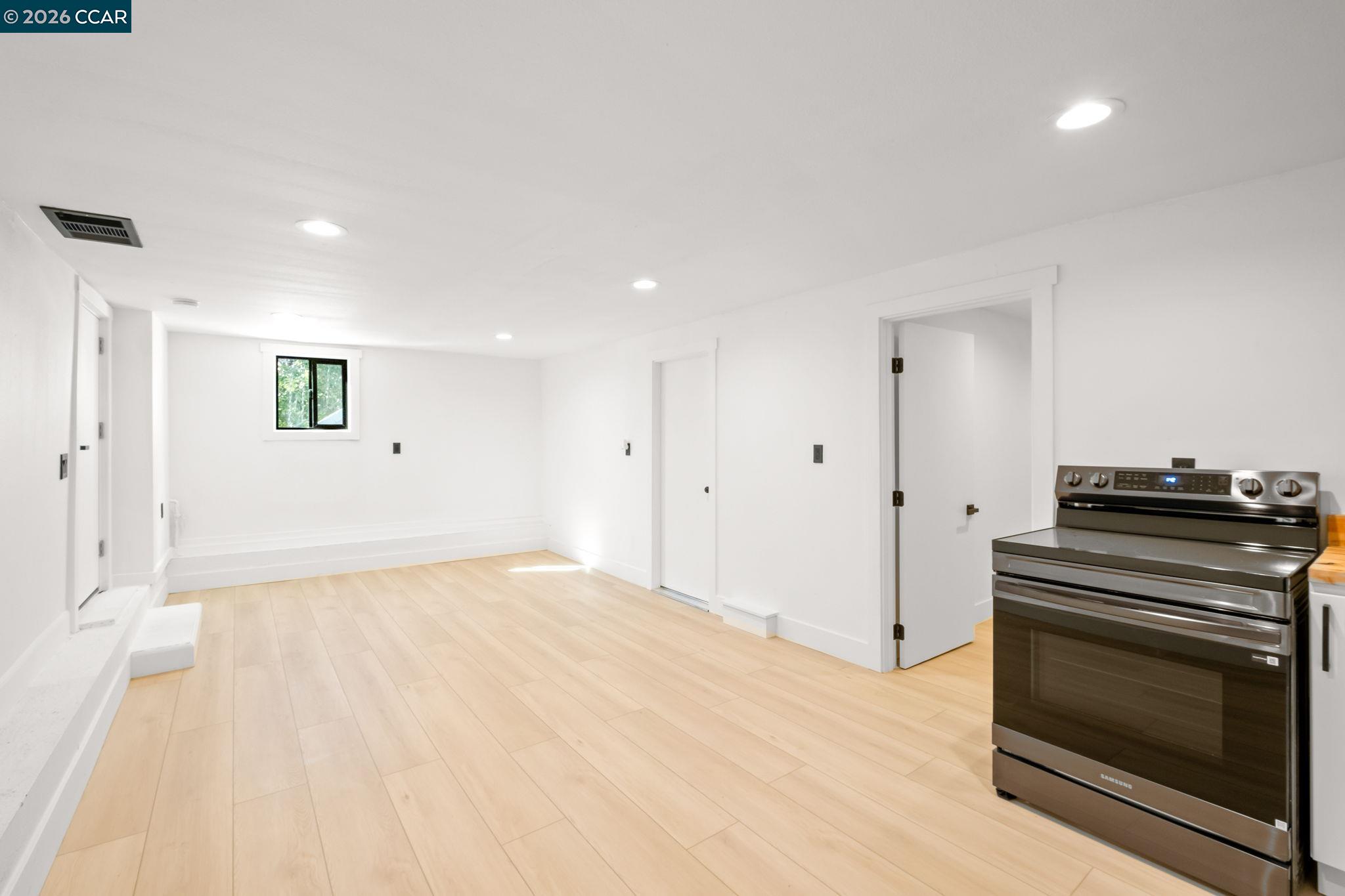 Detail Gallery Image 22 of 30 For 1920 Linden St, Oakland,  CA 94607 - 3 Beds | 2/1 Baths